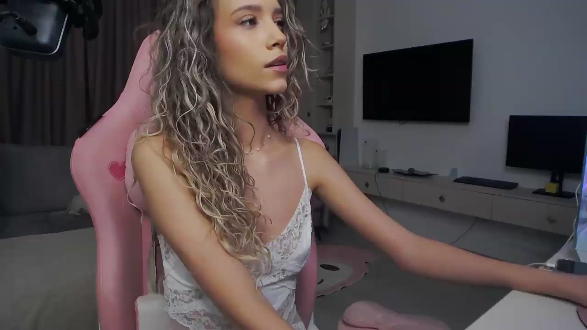 Gallery image thumbnail from Missionarydoll's myfreecams stream on, 08/07/2026, 16:44 image 7 of 20
