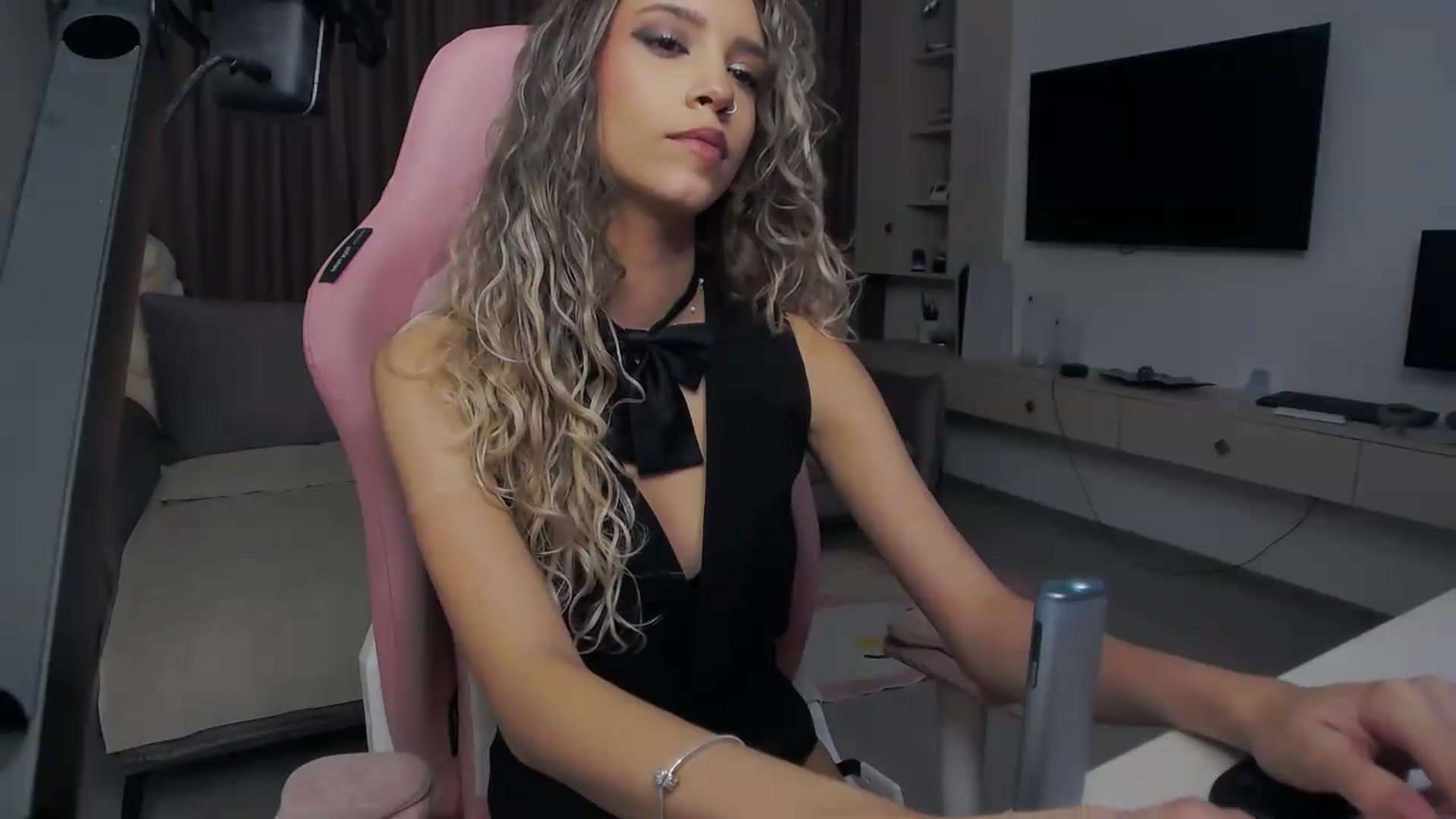 Gallery image thumbnail from Missionarydoll's myfreecams stream on, 08/09/2026, 17:29 image 14 of 20