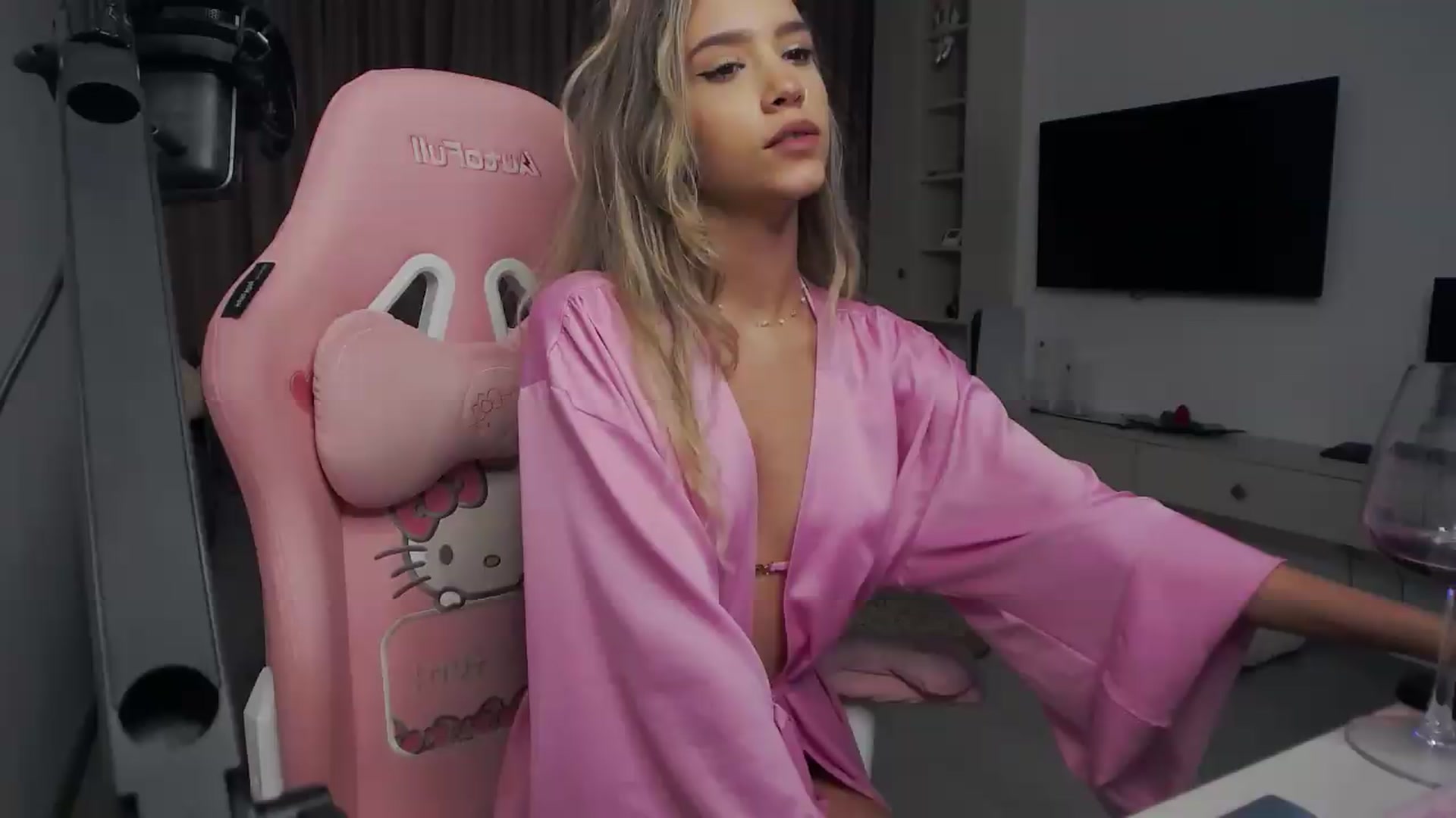 Gallery image thumbnail from Missionarydoll's myfreecams stream on, 08/27/2026, 16:32 image 16 of 20