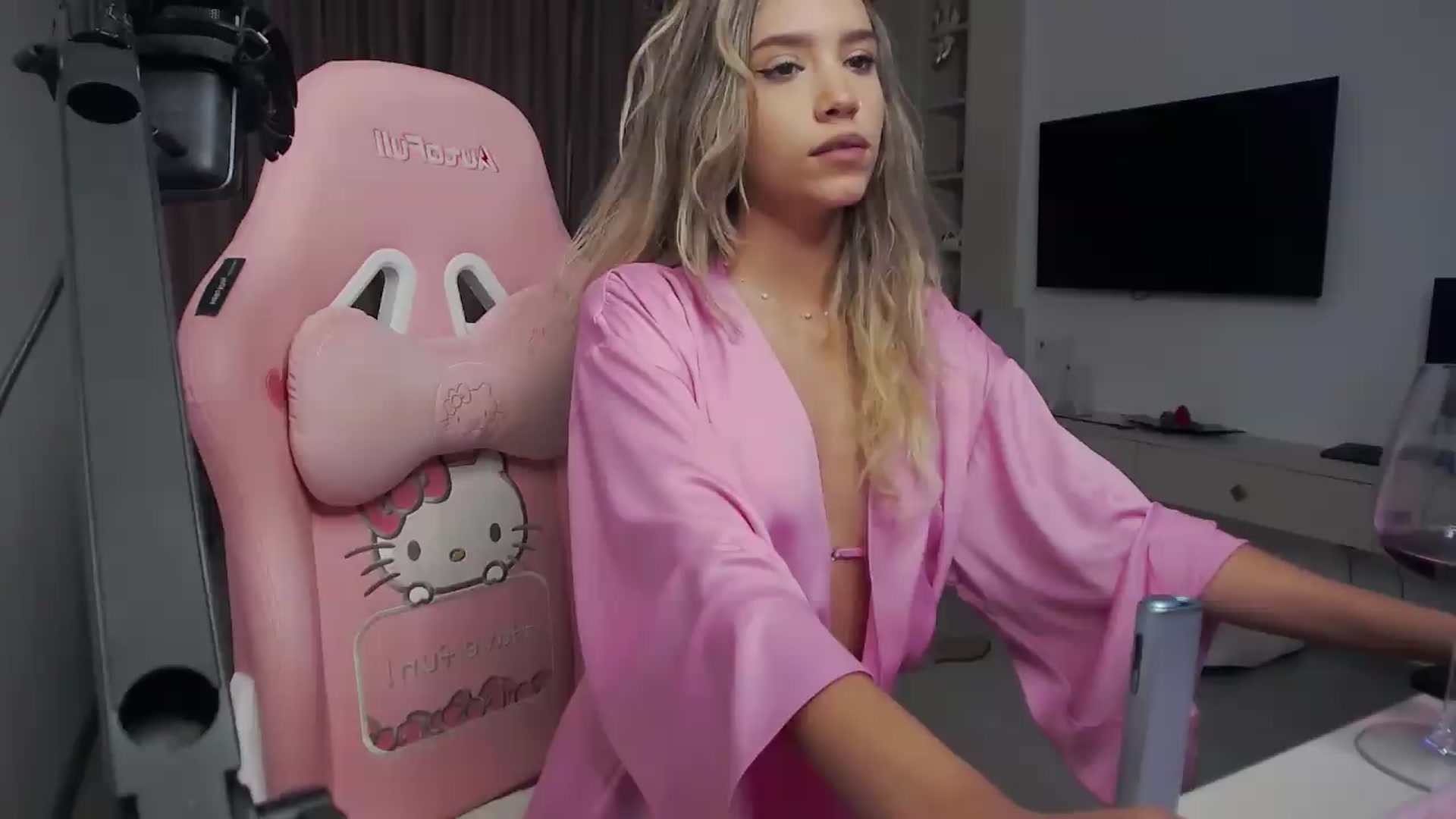 Gallery image thumbnail from Missionarydoll's myfreecams stream on, 08/27/2026, 16:32 image 10 of 20
