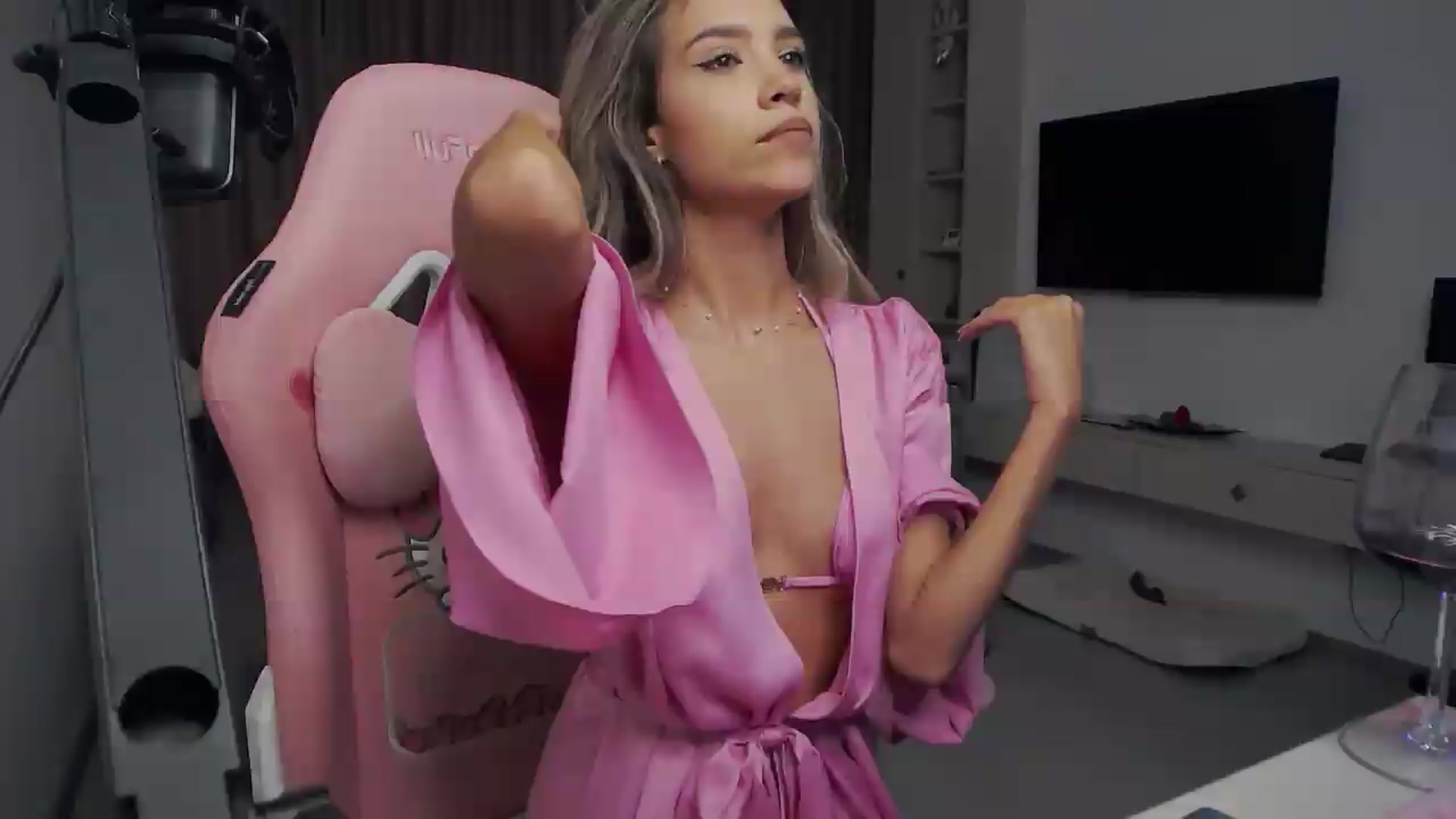 Gallery image thumbnail from Missionarydoll's myfreecams stream on, 08/27/2026, 16:32 image 11 of 20