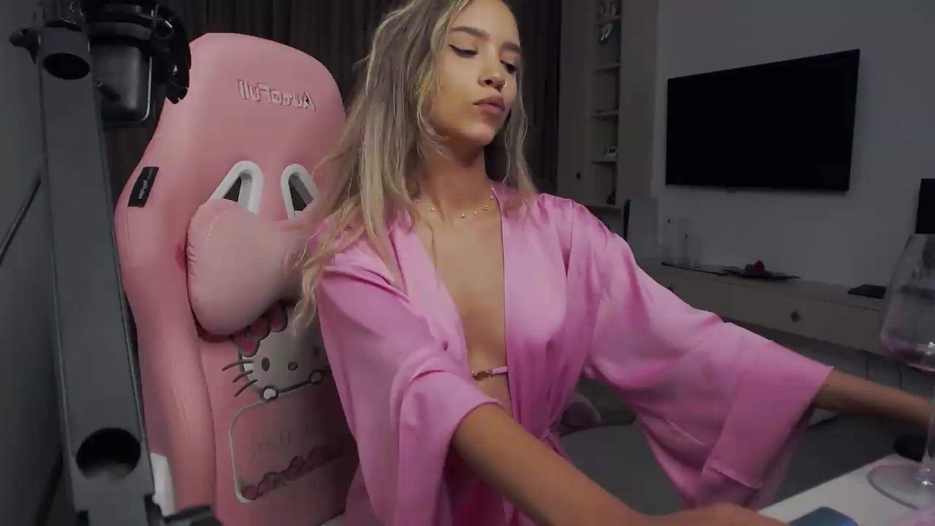 Gallery image thumbnail from Missionarydoll's myfreecams stream on, 08/27/2026, 16:32 image 20 of 20