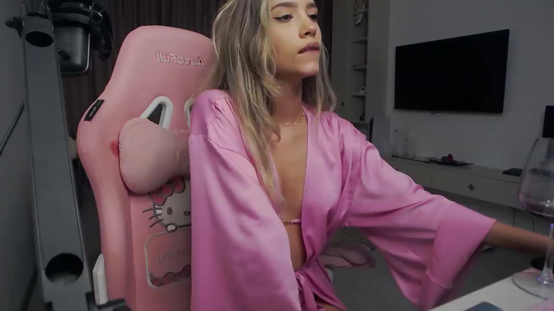 Gallery image thumbnail from Missionarydoll's myfreecams stream on, 08/27/2026, 16:32 image 17 of 20