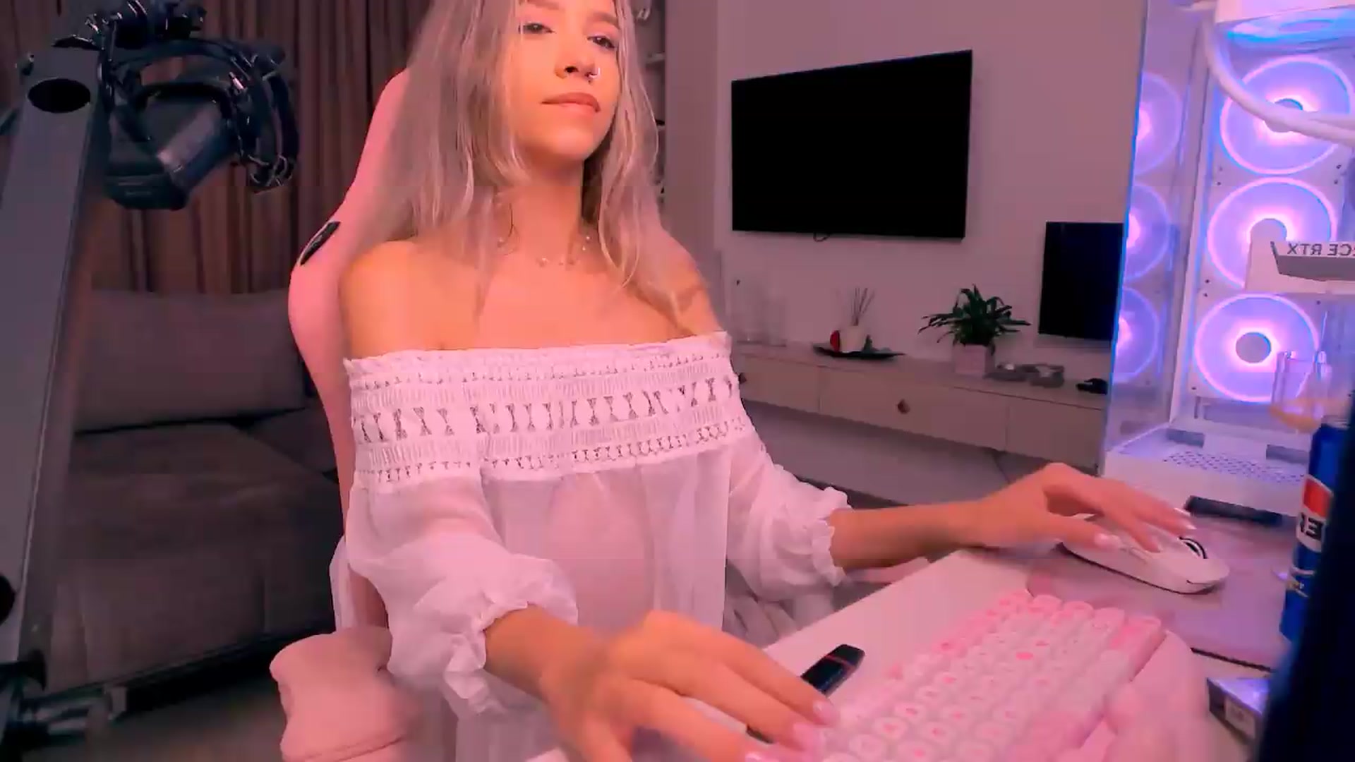 Gallery image thumbnail from Missionarydoll's myfreecams stream on, 09/20/2026, 14:58 image 8 of 20