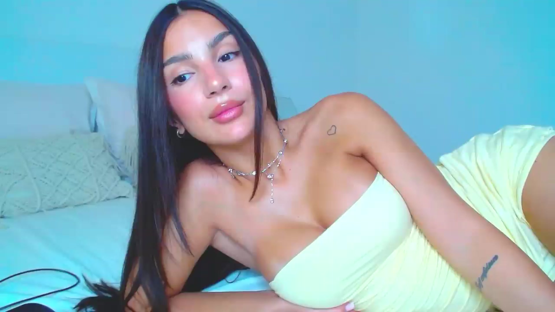 Gallery image thumbnail from Misskelly's myfreecams stream on, 08/05/2026, 13:29 image 16 of 20