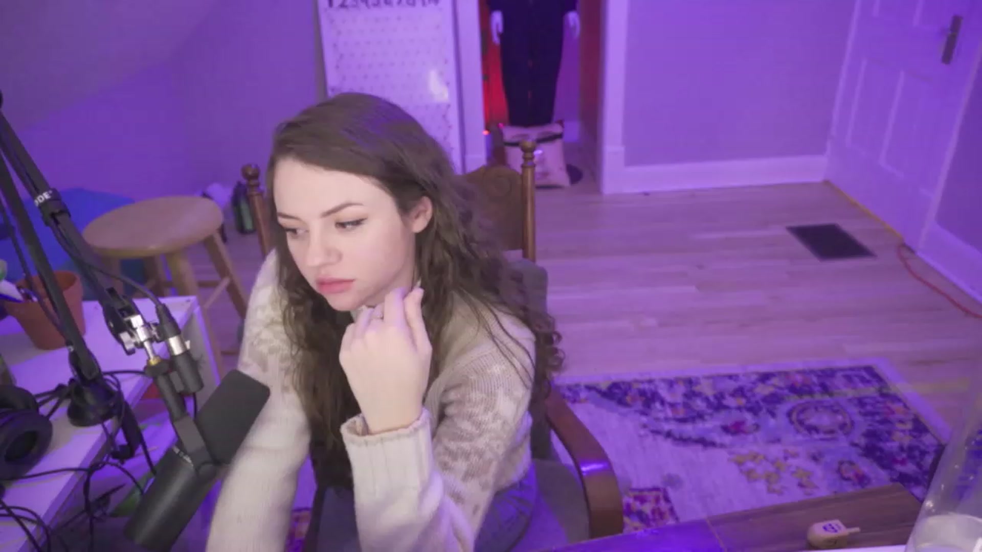Gallery image thumbnail from MissleToes's myfreecams stream on, 12/26/2022, 08:55 image 10 of 20