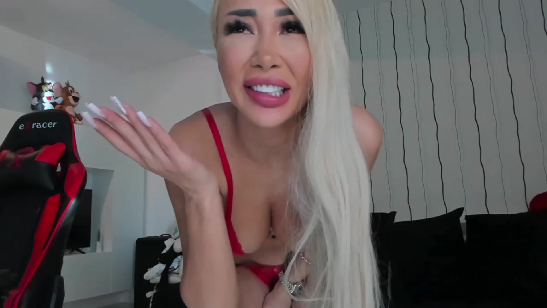 Gallery image thumbnail from Missmo0n1's myfreecams stream on, 11/18/2022, 09:03 image 14 of 20