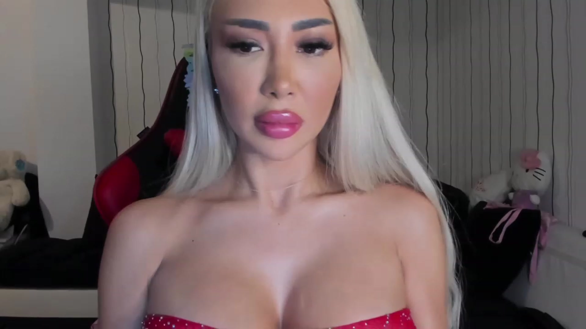 Gallery image thumbnail from Missmo0n1's myfreecams stream on, 11/19/2022, 05:59 image 15 of 20