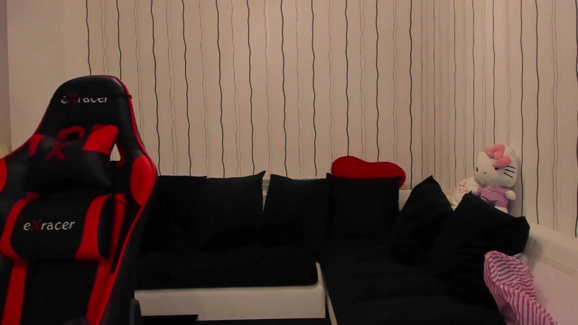 Gallery image thumbnail from Missmo0n1's myfreecams stream on, 11/19/2022, 23:31 image 8 of 20