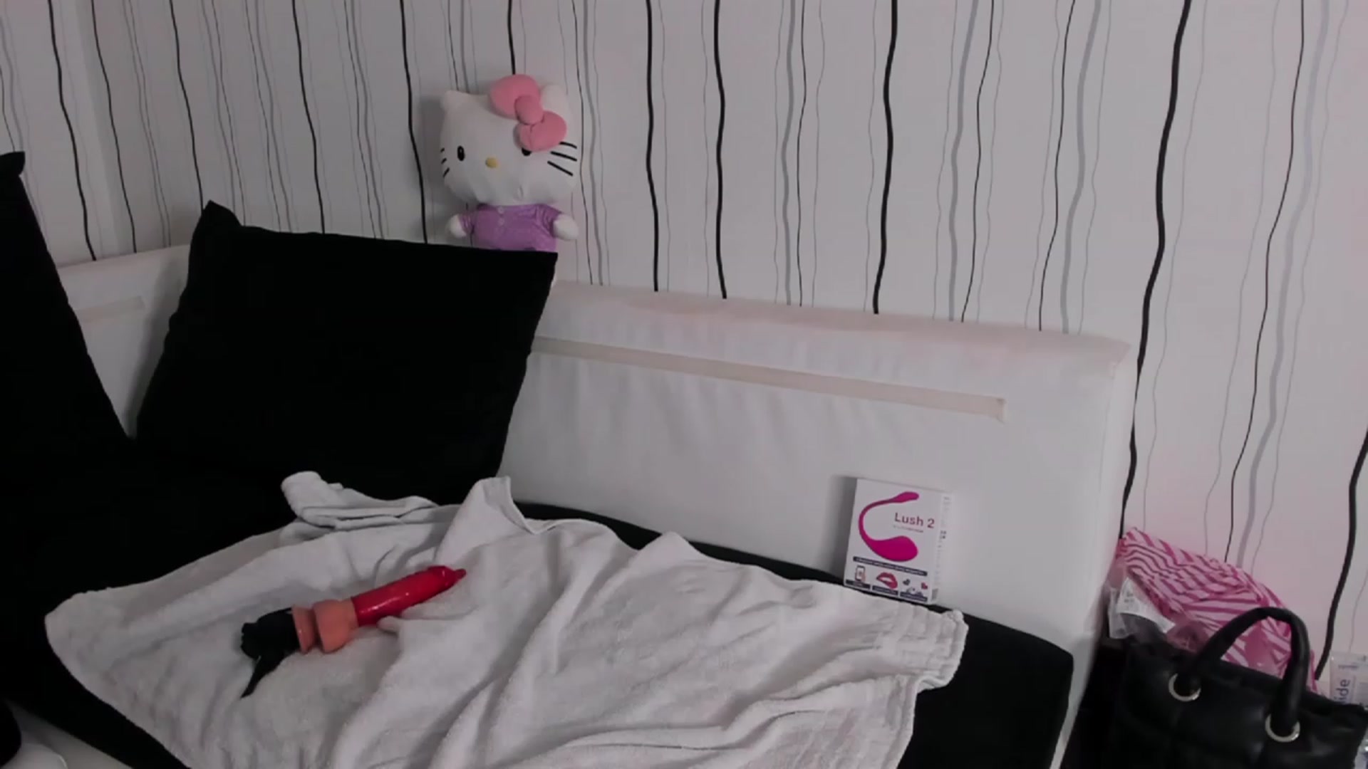 Gallery image thumbnail from Missmo0n1's myfreecams stream on, 11/28/2022, 24:32 image 5 of 20