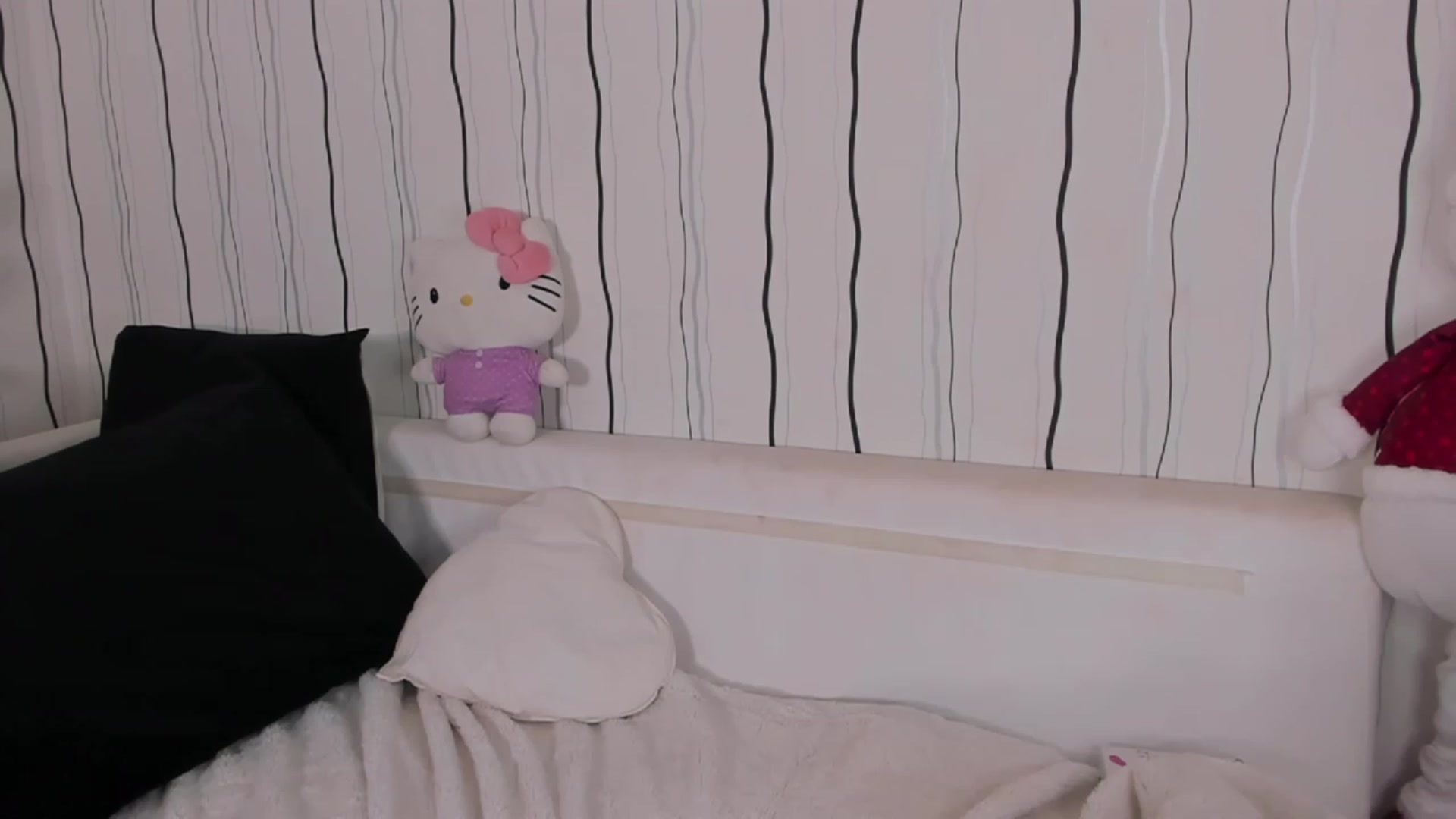 Gallery image thumbnail from Missmo0n1's myfreecams stream on, 12/01/2022, 01:32 image 10 of 20