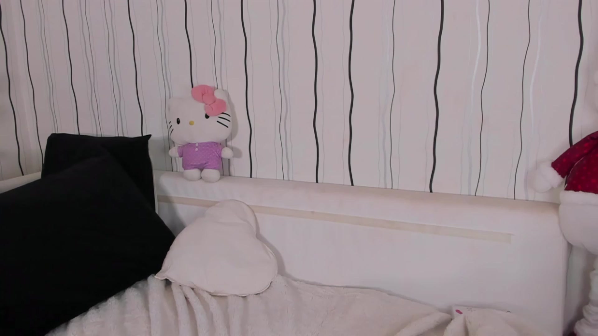 Gallery image thumbnail from Missmo0n1's myfreecams stream on, 12/01/2022, 01:32 image 8 of 20