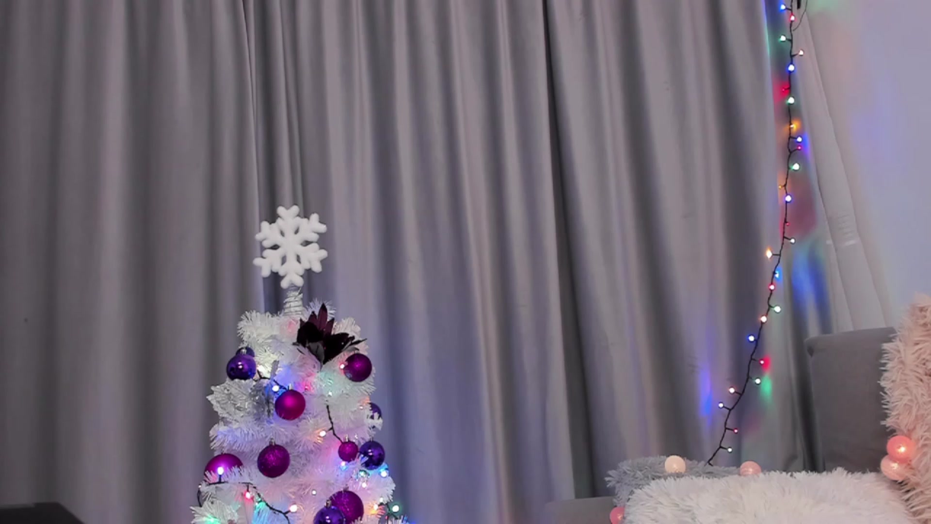 Gallery image thumbnail from Missmo0n1's myfreecams stream on, 12/14/2022, 23:32 image 12 of 20