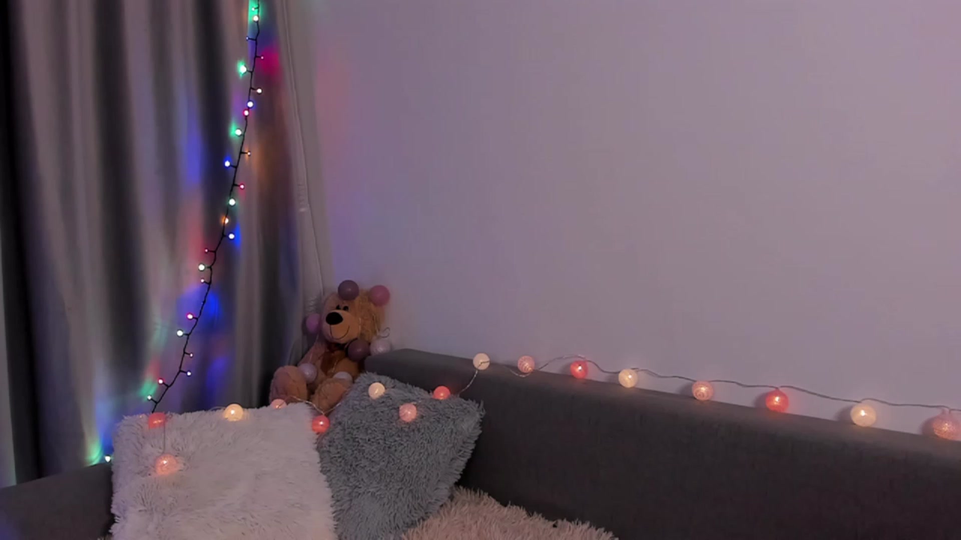 Gallery image thumbnail from Missmo0n1's myfreecams stream on, 12/17/2022, 24:12 image 1 of 20
