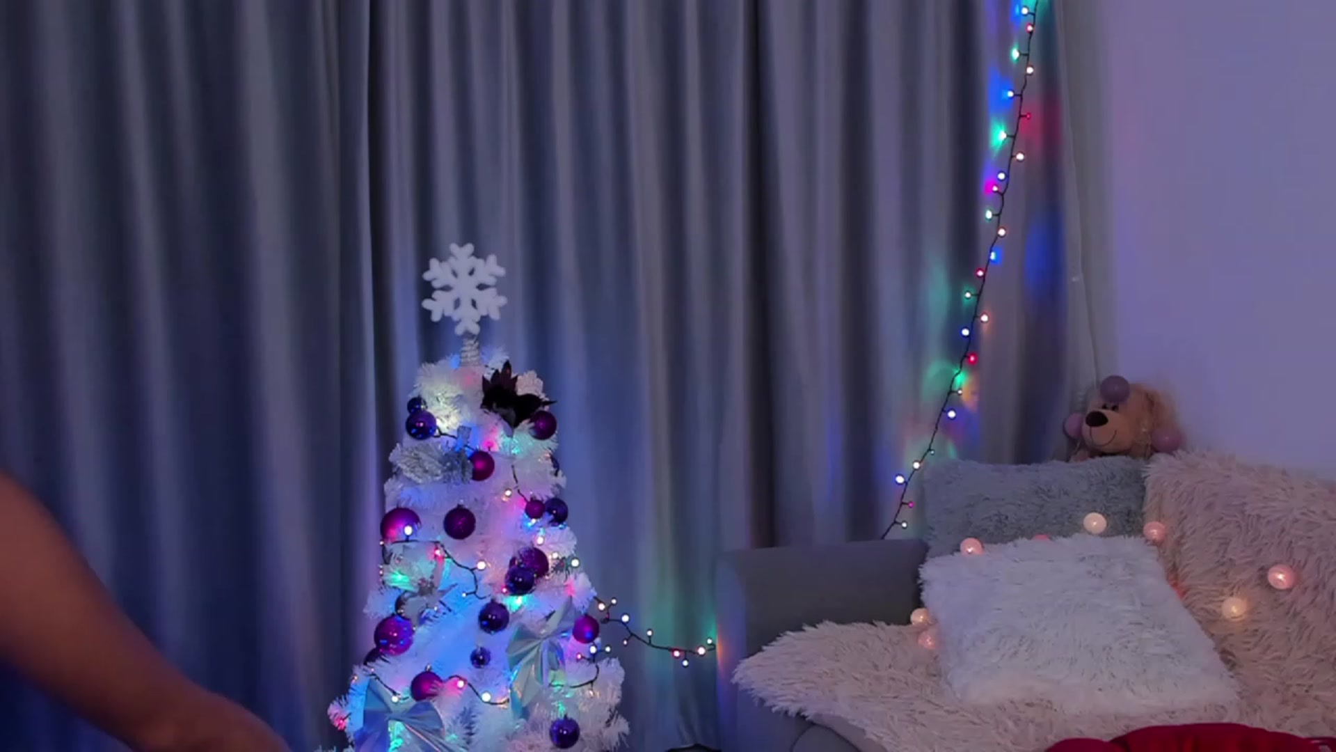 Gallery image thumbnail from Missmo0n1's myfreecams stream on, 12/23/2022, 23:27 image 9 of 20