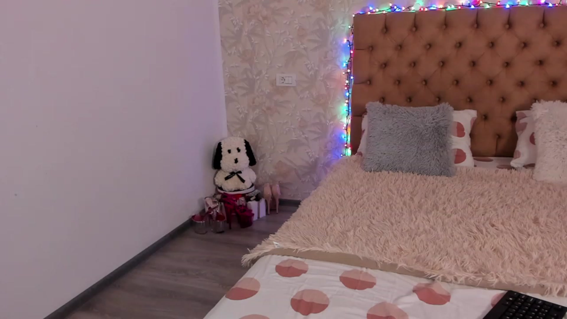 Gallery image thumbnail from Missmo0n1's myfreecams stream on, 02/04/2023, 23:27 image 4 of 20