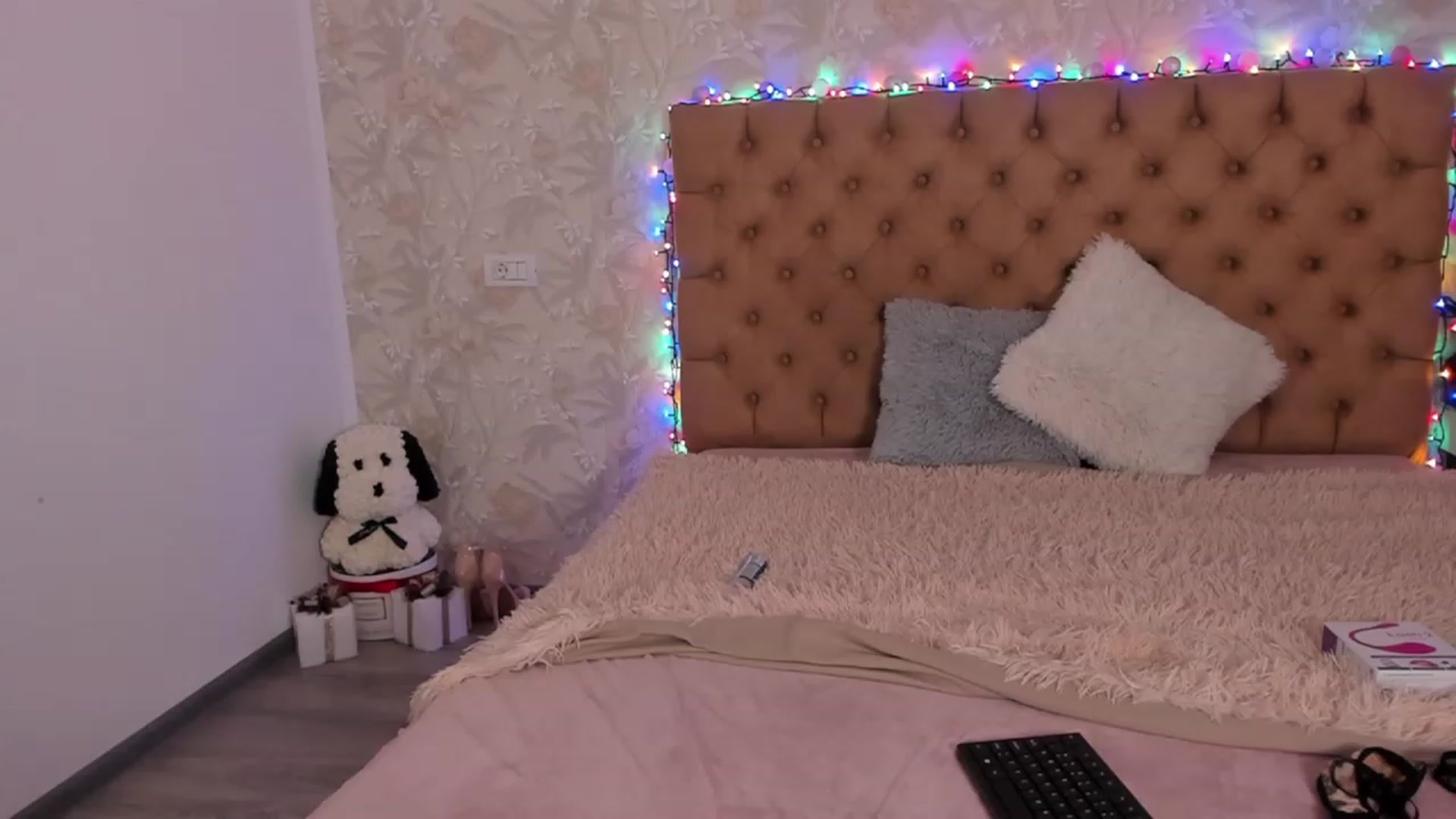 Gallery image thumbnail from Missmo0n1's myfreecams stream on, 02/15/2023, 22:41 image 17 of 20