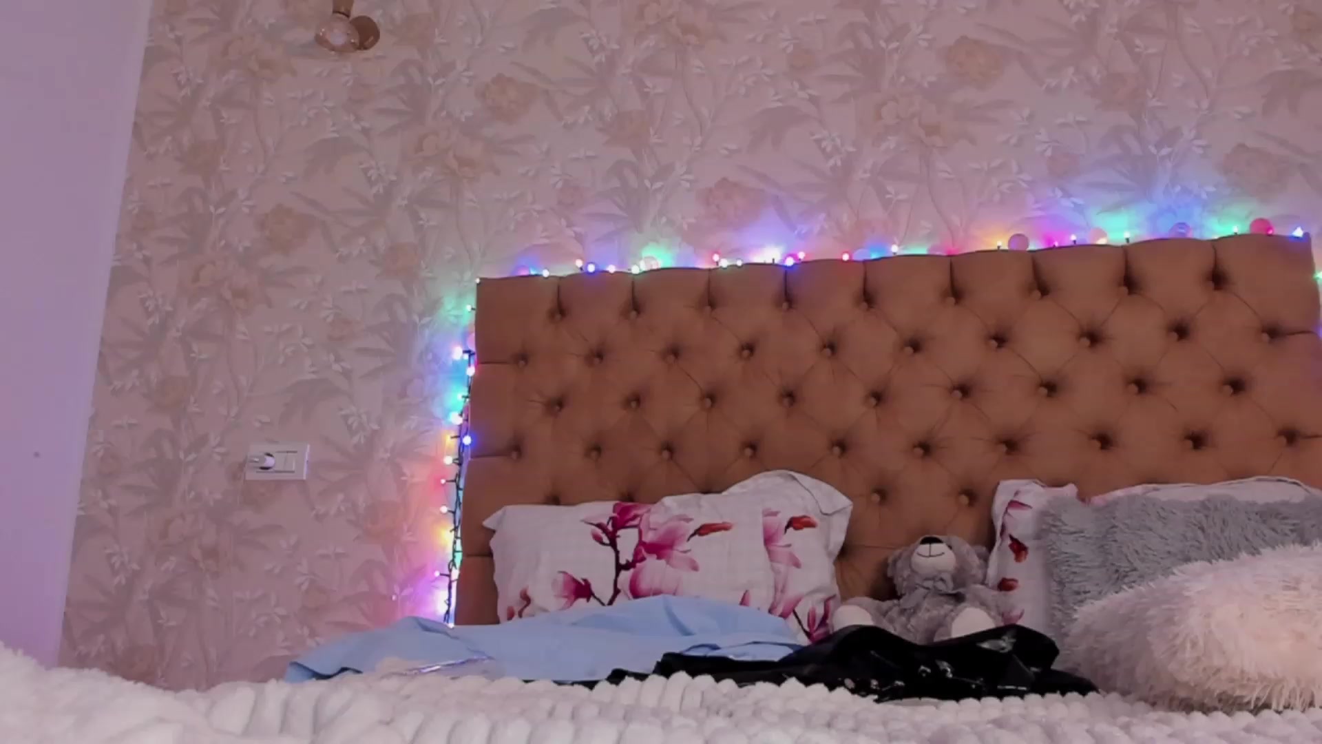 Gallery image thumbnail from Missmo0n1's myfreecams stream on, 03/26/2023, 01:34 image 16 of 20