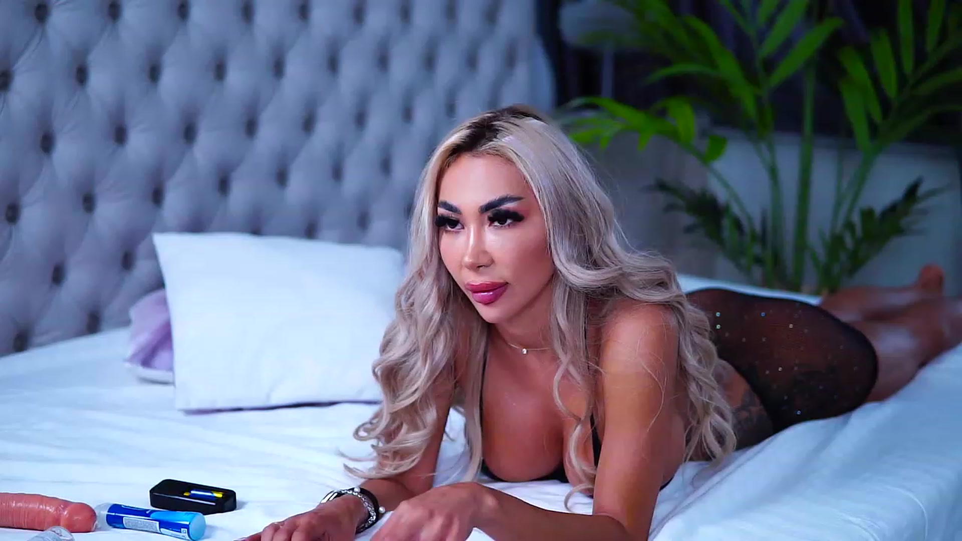 Gallery image thumbnail from Missmo0n1's myfreecams stream on, 07/10/2023, 17:42 image 6 of 20