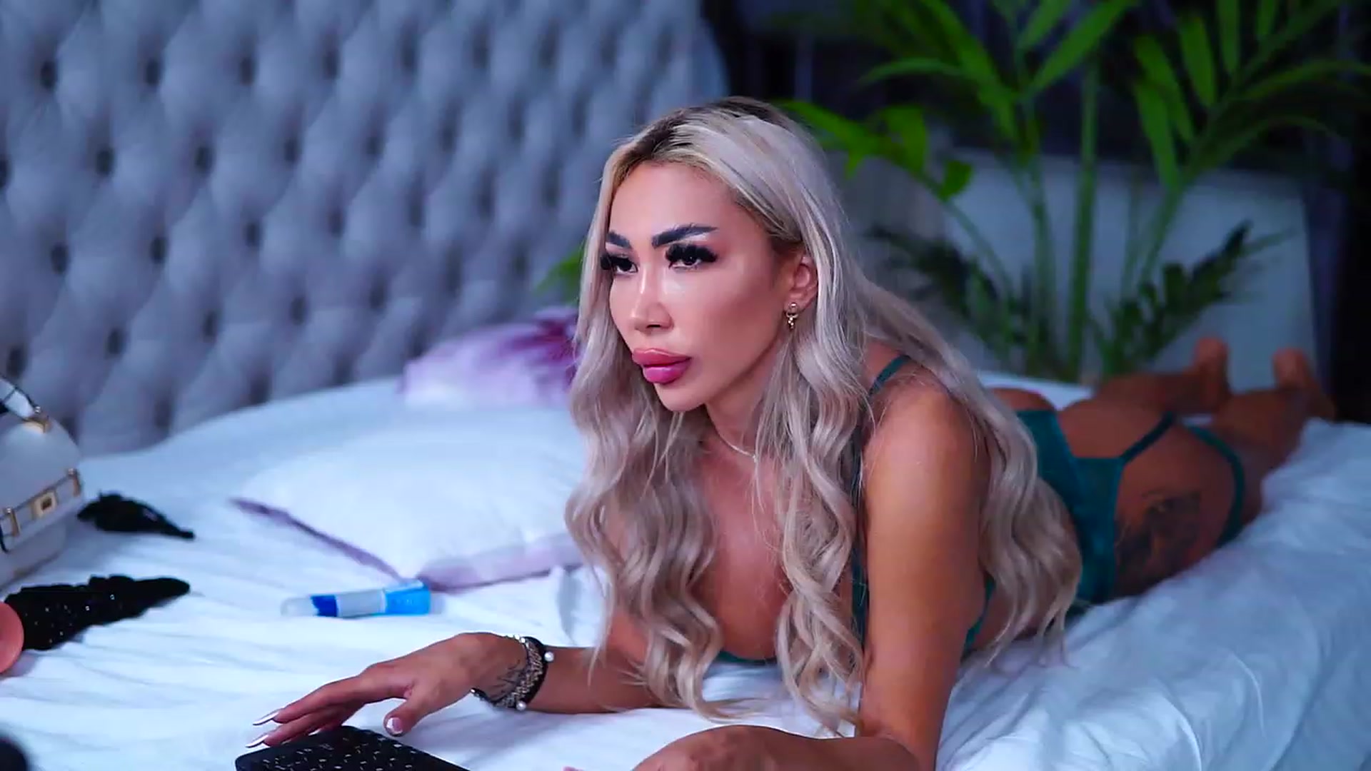 Gallery image thumbnail from Missmo0n1's myfreecams stream on, 07/10/2023, 20:07 image 9 of 20