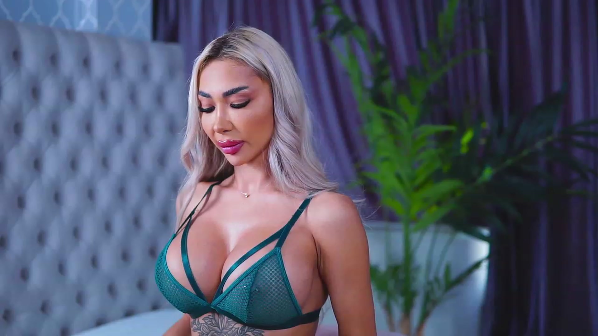 Gallery image thumbnail from Missmo0n1's myfreecams stream on, 07/15/2023, 15:50 image 13 of 20