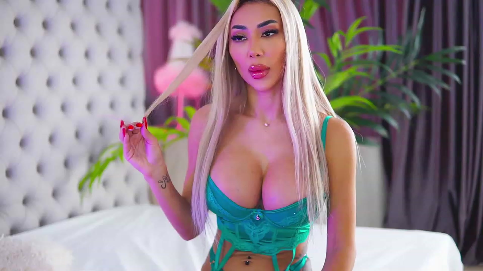 Gallery image thumbnail from Missmo0n1's myfreecams stream on, 07/25/2023, 15:32 image 6 of 20