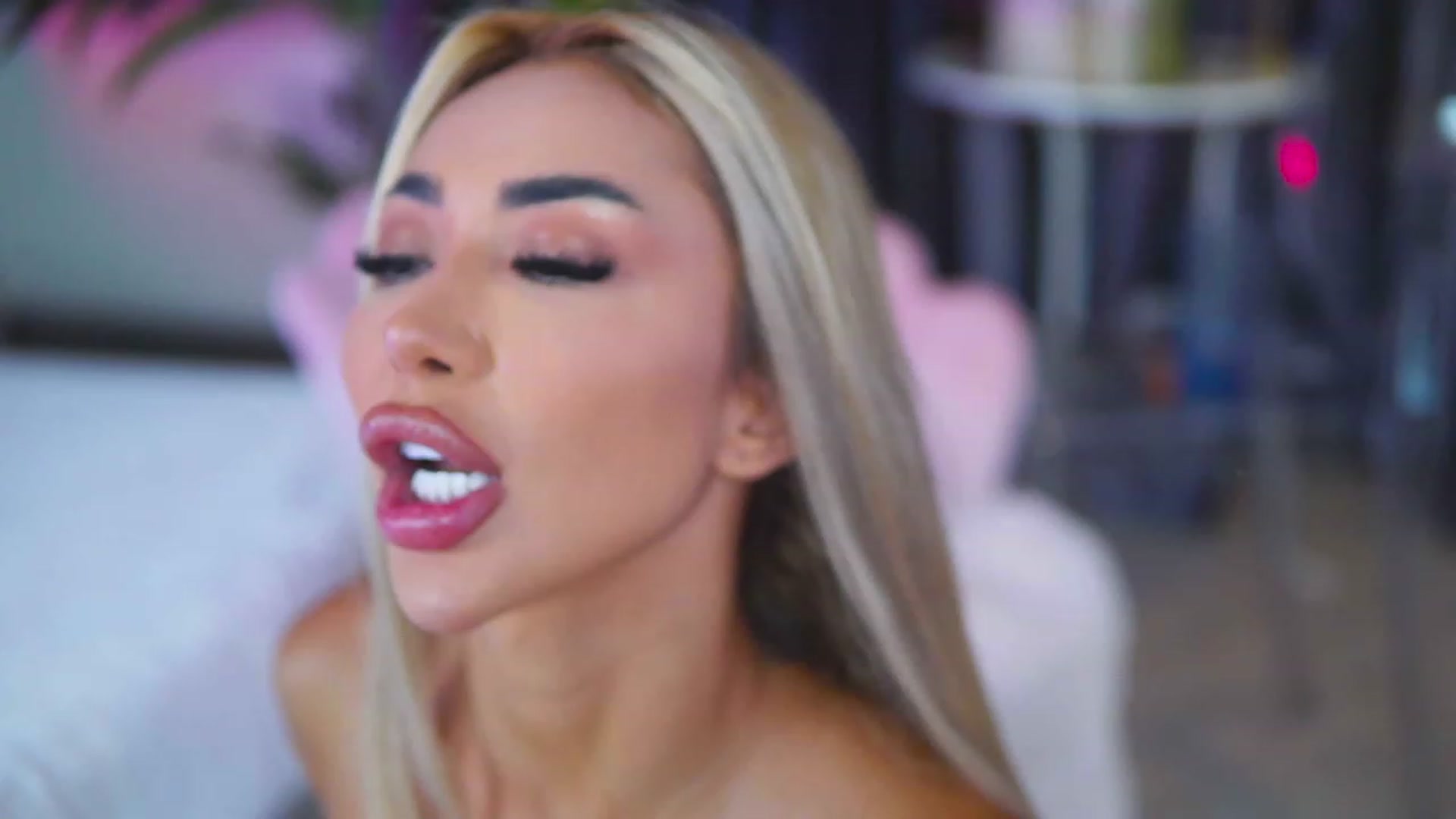 Gallery image thumbnail from Missmo0n1's myfreecams stream on, 08/10/2023, 18:33 image 15 of 20
