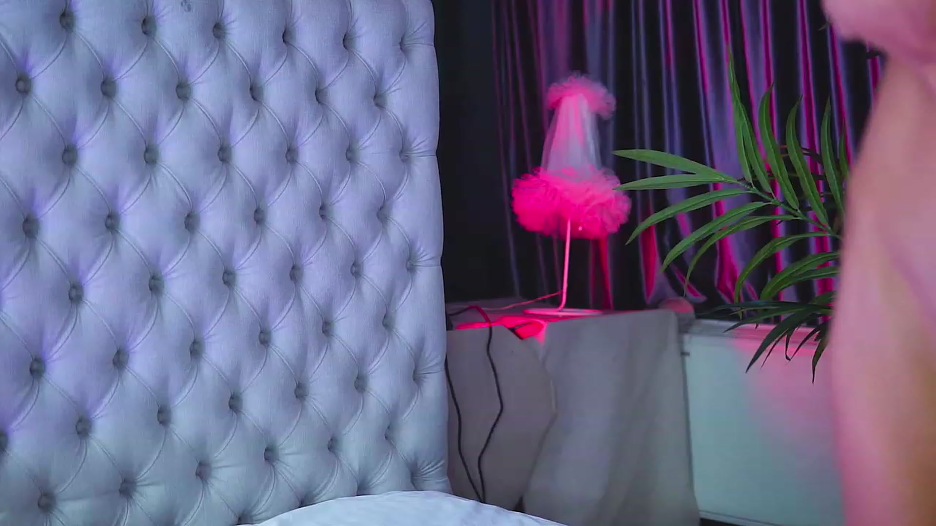 Gallery image thumbnail from Missmo0n1's myfreecams stream on, 08/10/2023, 20:31 image 9 of 20