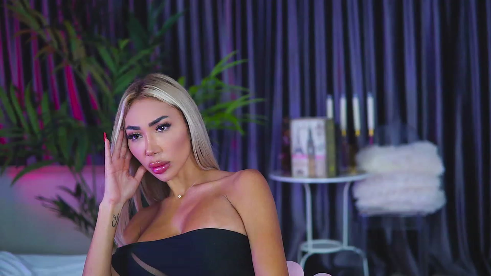 Gallery image thumbnail from Missmo0n1's myfreecams stream on, 08/11/2023, 20:23 image 4 of 20