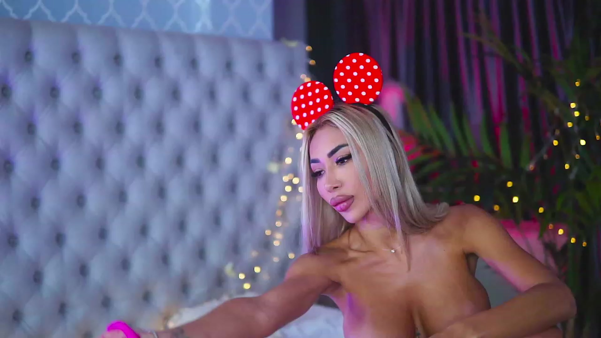 Gallery image thumbnail from Missmo0n1's myfreecams stream on, 08/16/2023, 18:18 image 2 of 20