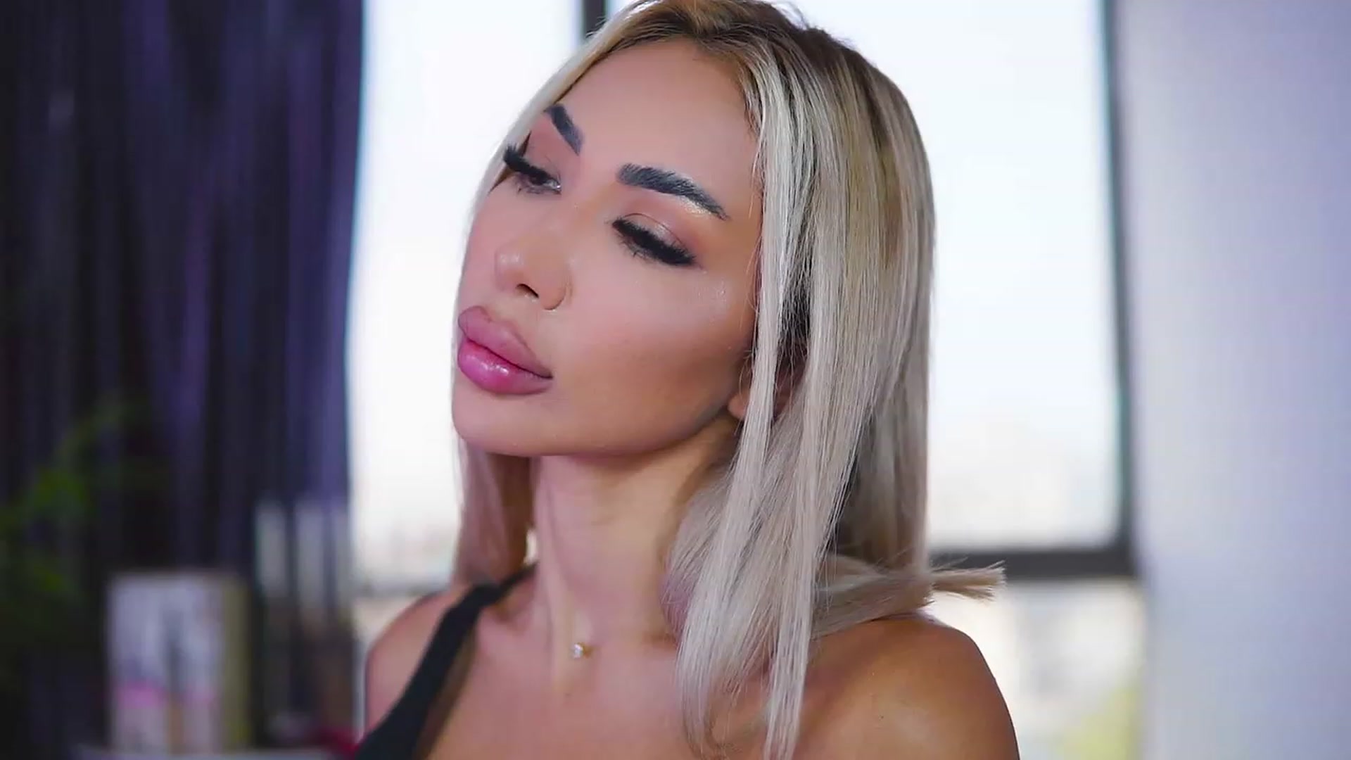Gallery image thumbnail from Missmo0n1's myfreecams stream on, 08/18/2023, 18:28 image 3 of 20