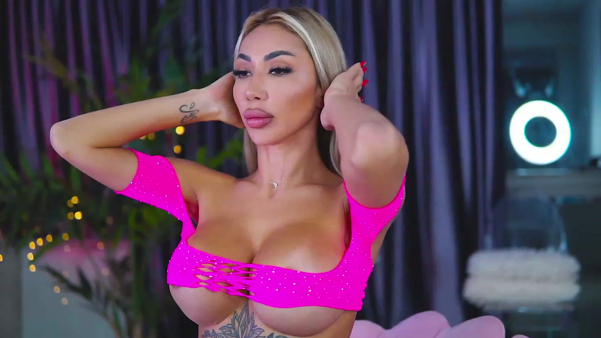 Gallery image thumbnail from Missmo0n1's myfreecams stream on, 08/18/2023, 18:28 image 16 of 20