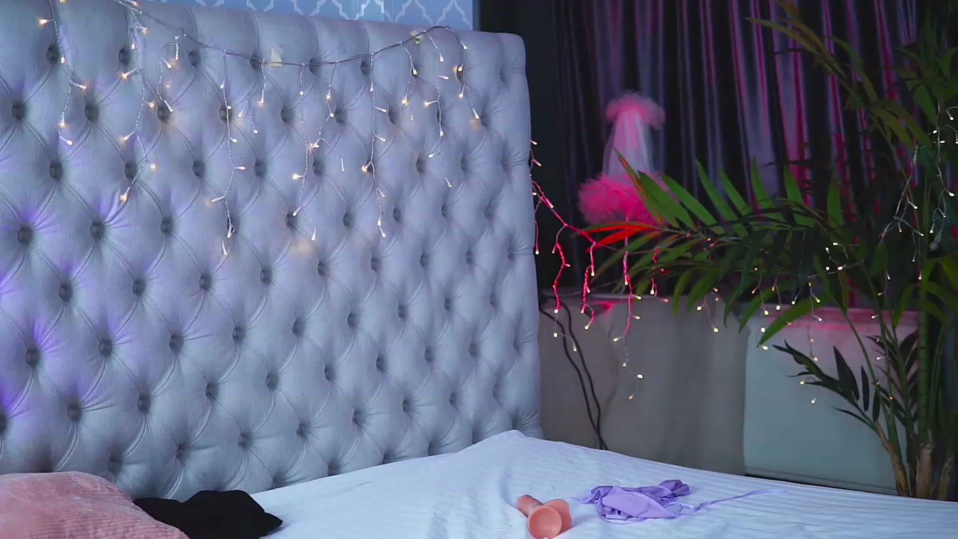 Gallery image thumbnail from Missmo0n1's myfreecams stream on, 08/18/2023, 18:28 image 20 of 20
