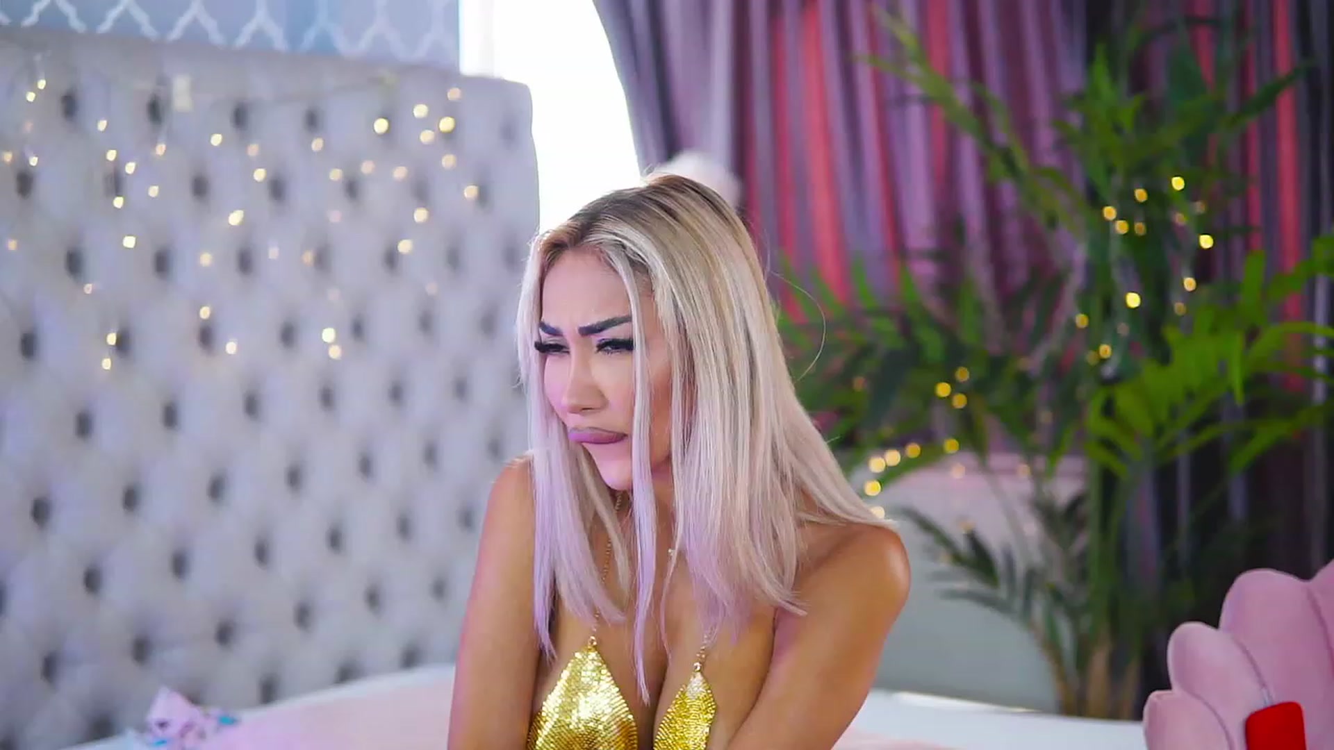 Gallery image thumbnail from Missmo0n1's myfreecams stream on, 08/19/2023, 14:50 image 6 of 20