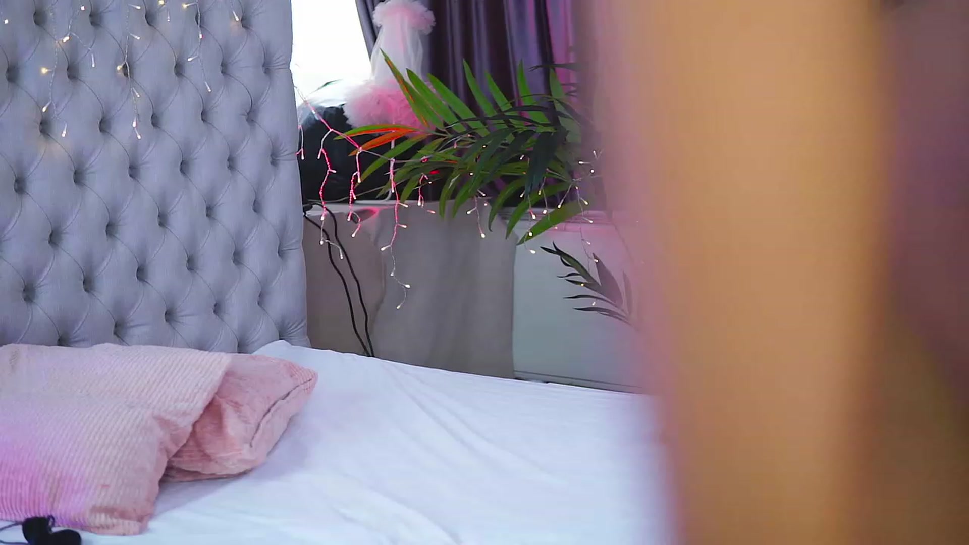 Gallery image thumbnail from Missmo0n1's myfreecams stream on, 08/19/2023, 16:20 image 15 of 20