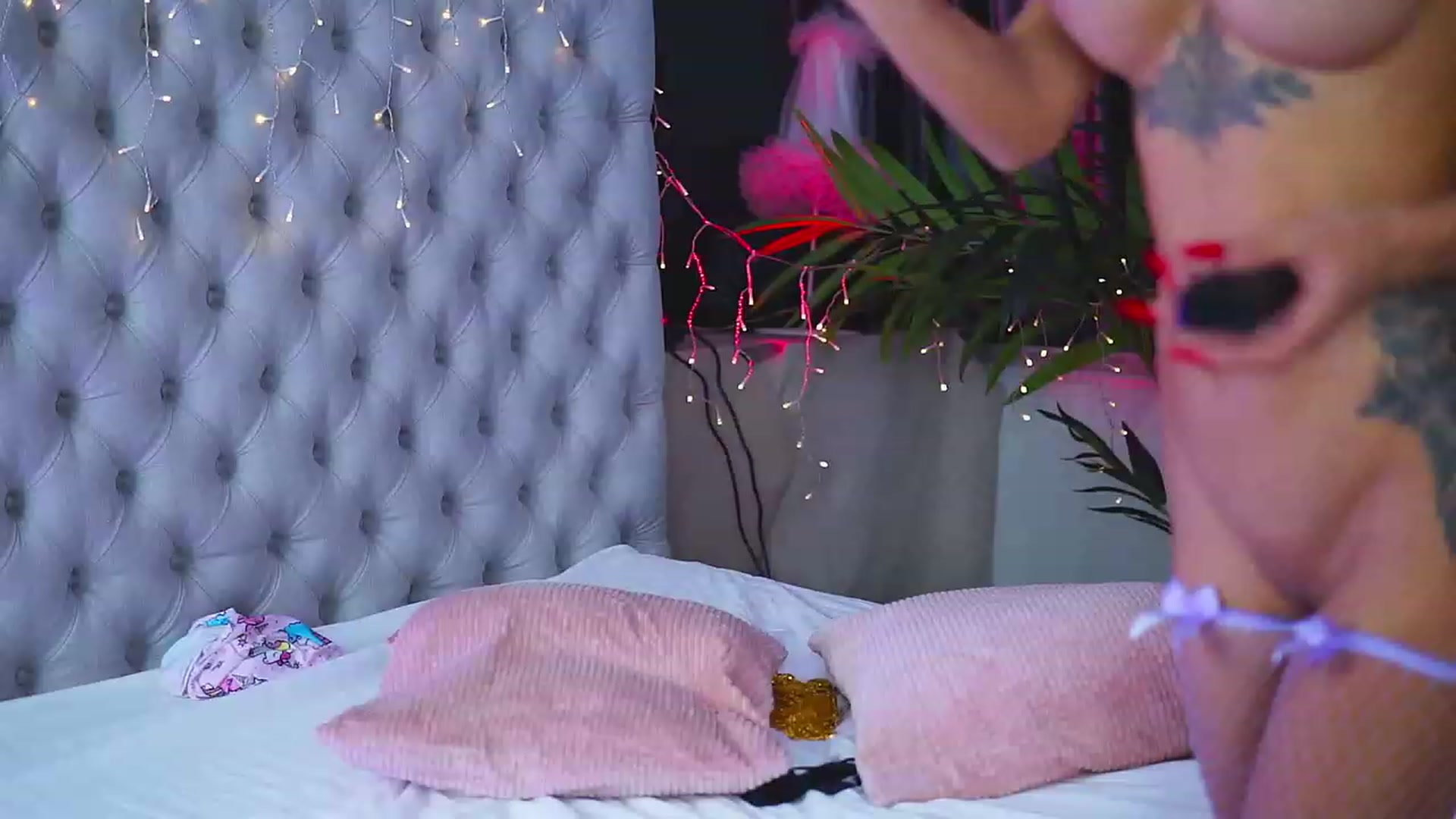 Gallery image thumbnail from Missmo0n1's myfreecams stream on, 08/19/2023, 19:06 image 11 of 20