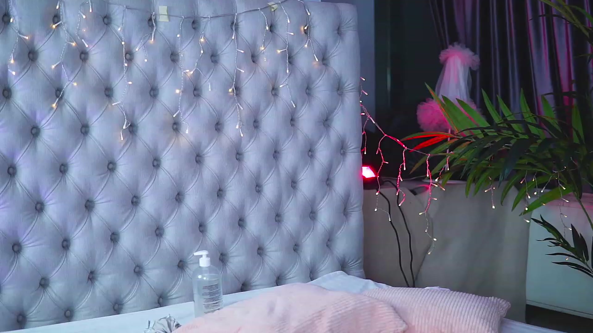 Gallery image thumbnail from Missmo0n1's myfreecams stream on, 08/19/2023, 20:32 image 9 of 20