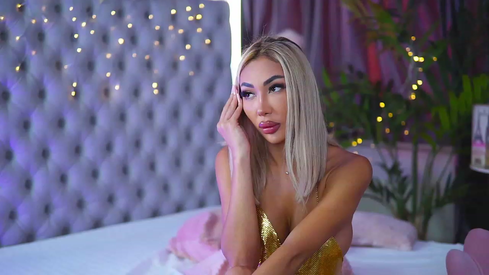 Gallery image thumbnail from Missmo0n1's myfreecams stream on, 08/23/2023, 15:22 image 16 of 20
