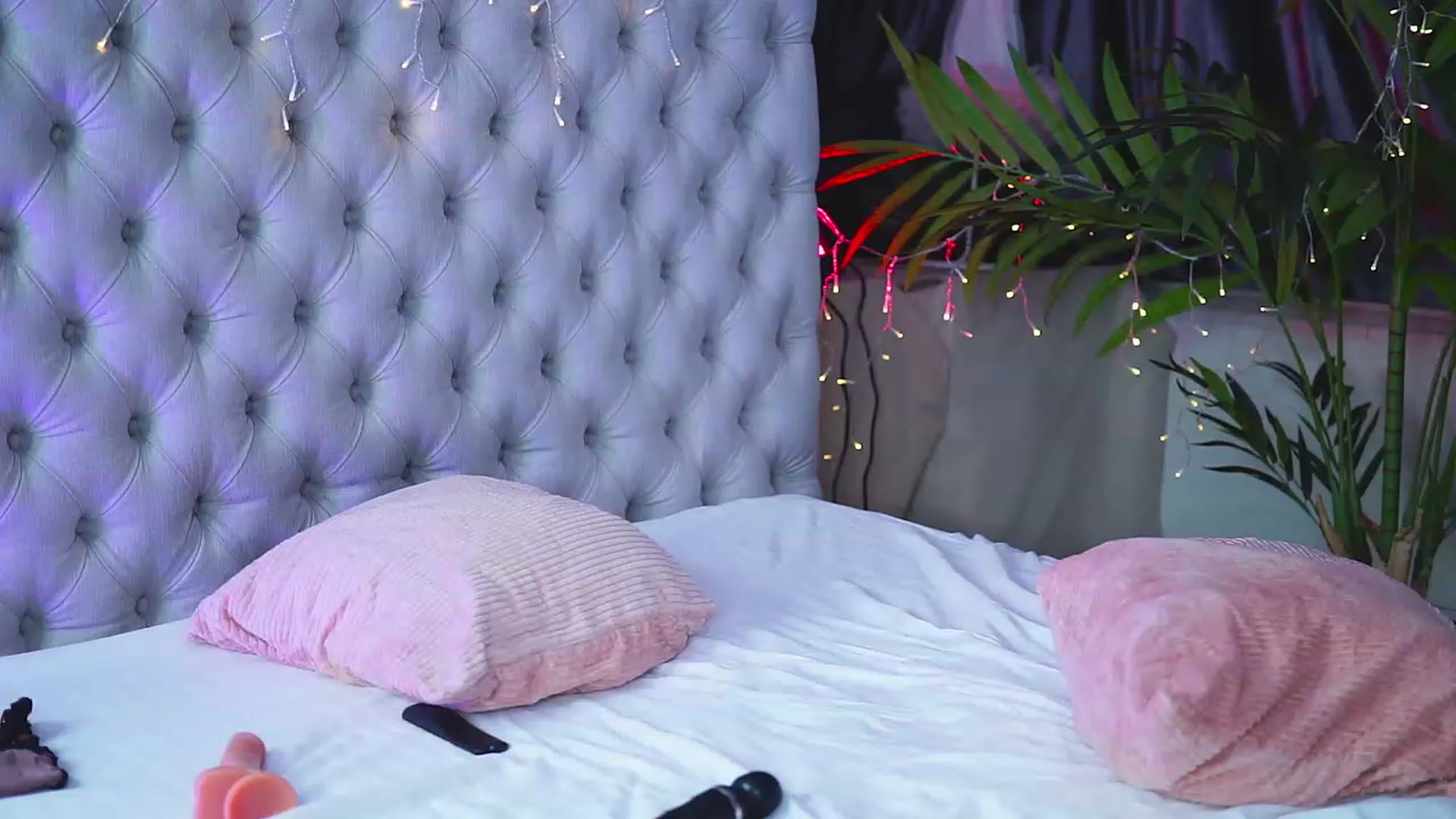 Gallery image thumbnail from Missmo0n1's myfreecams stream on, 08/23/2023, 18:09 image 18 of 20