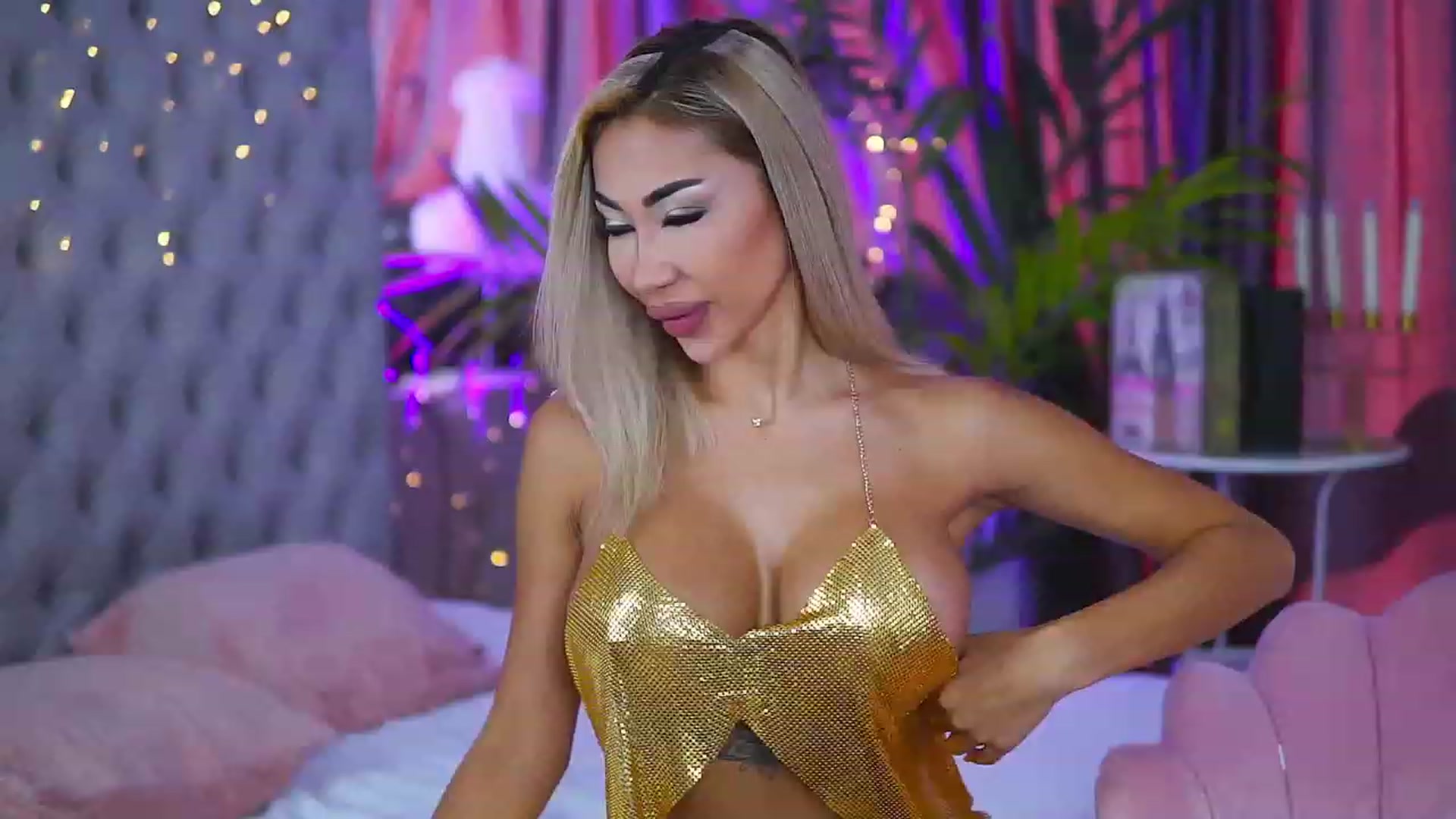 Gallery image thumbnail from Missmo0n1's myfreecams stream on, 08/27/2023, 12:36 image 4 of 20