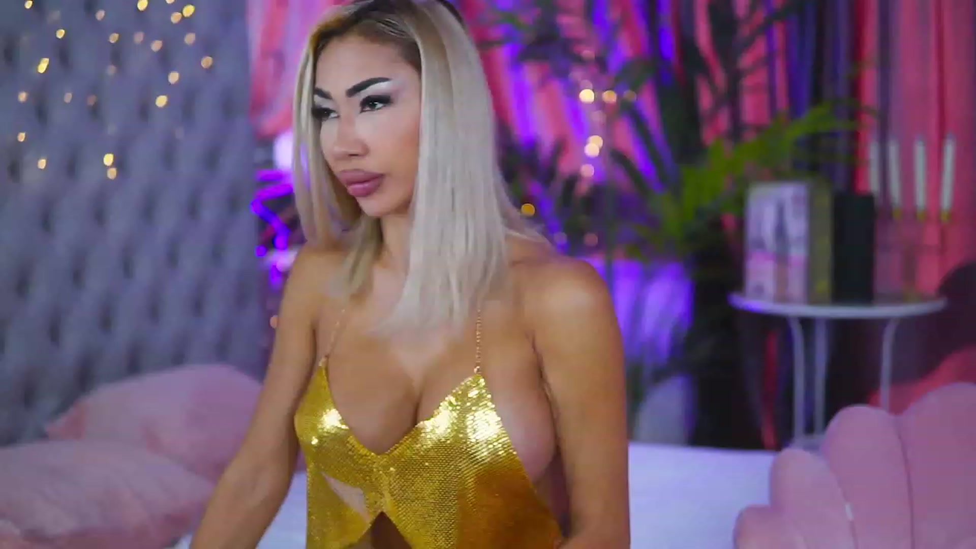 Gallery image thumbnail from Missmo0n1's myfreecams stream on, 08/27/2023, 12:36 image 3 of 20