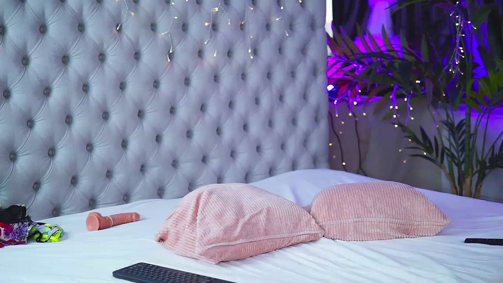 Gallery image thumbnail from Missmo0n1's myfreecams stream on, 08/30/2023, 16:51 image 5 of 20