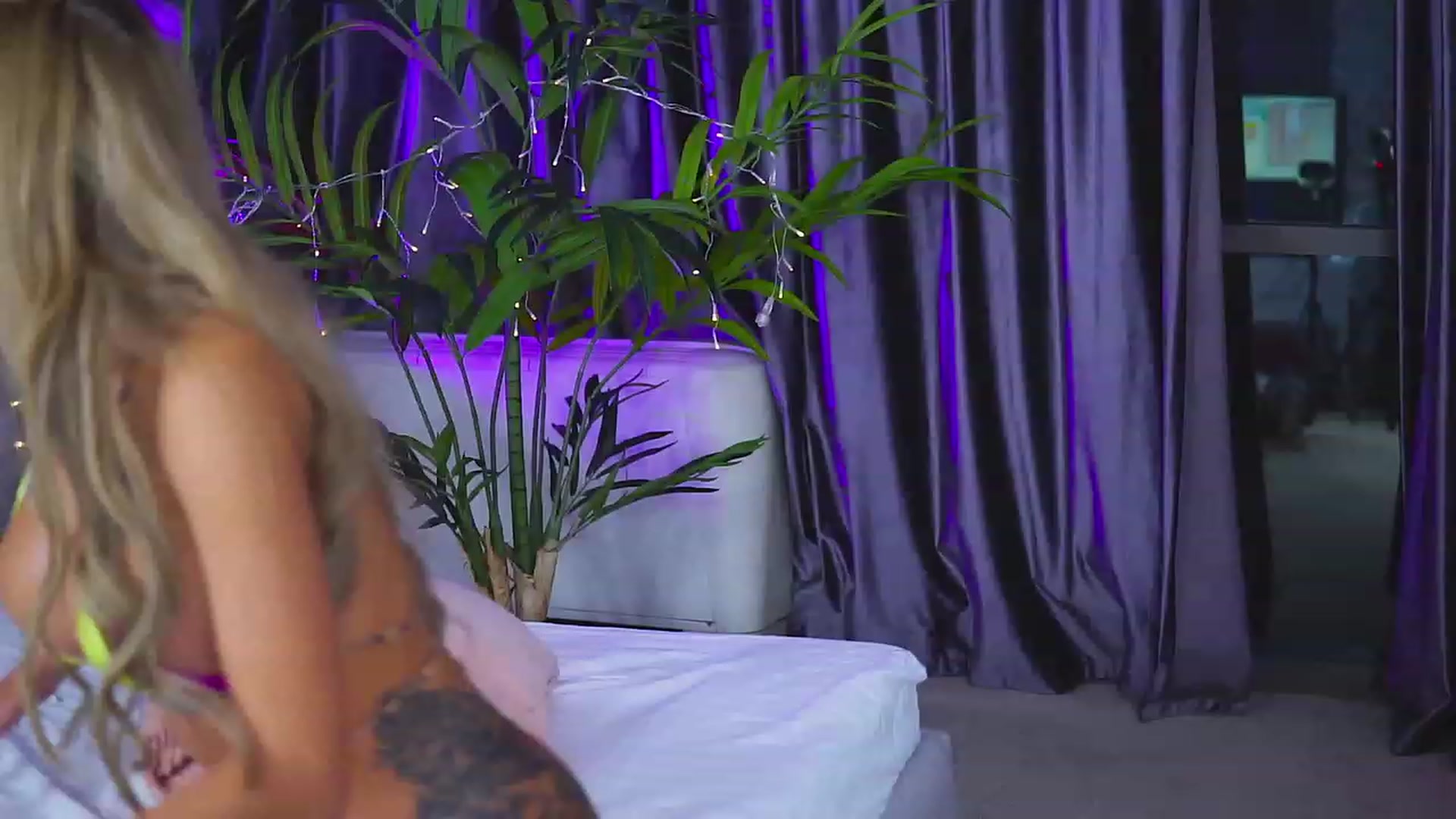 Gallery image thumbnail from Missmo0n1's myfreecams stream on, 09/10/2023, 17:05 image 20 of 20