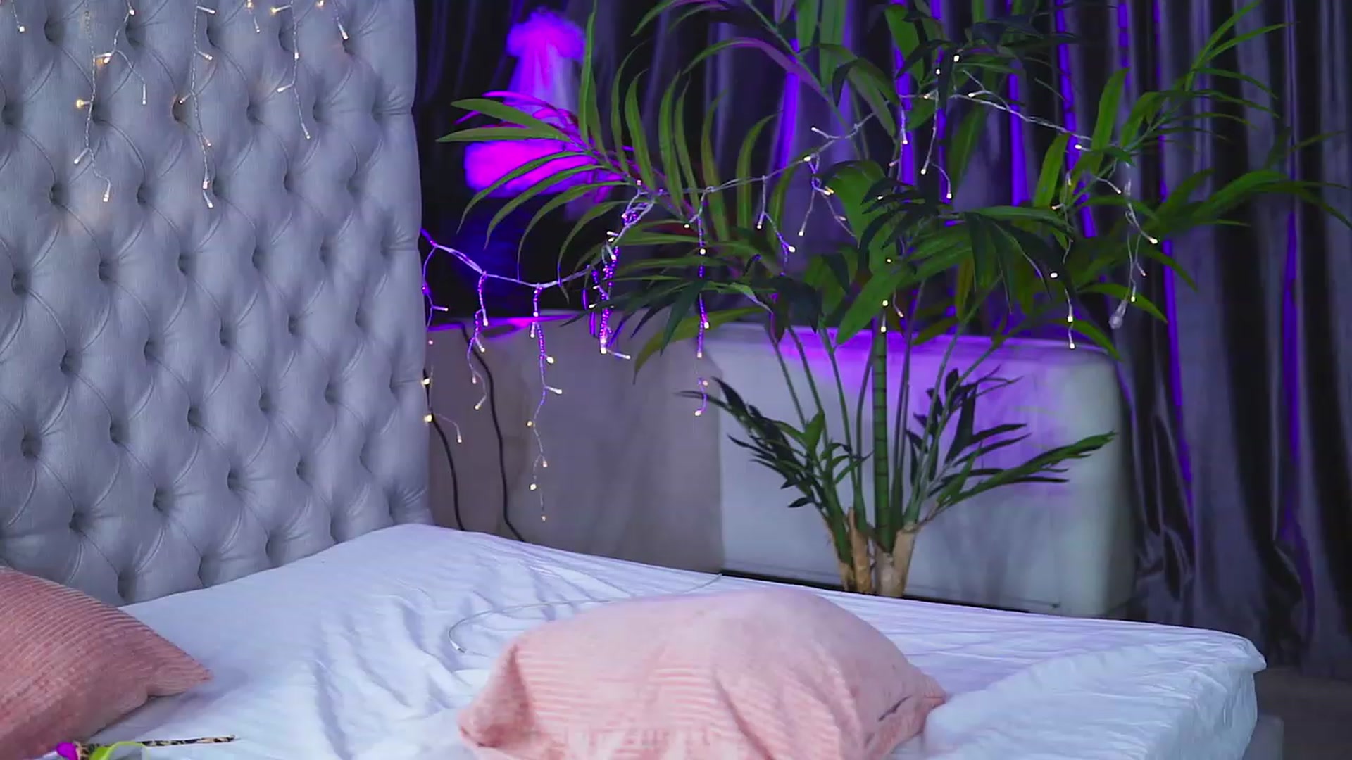 Gallery image thumbnail from Missmo0n1's myfreecams stream on, 09/10/2023, 17:32 image 1 of 20