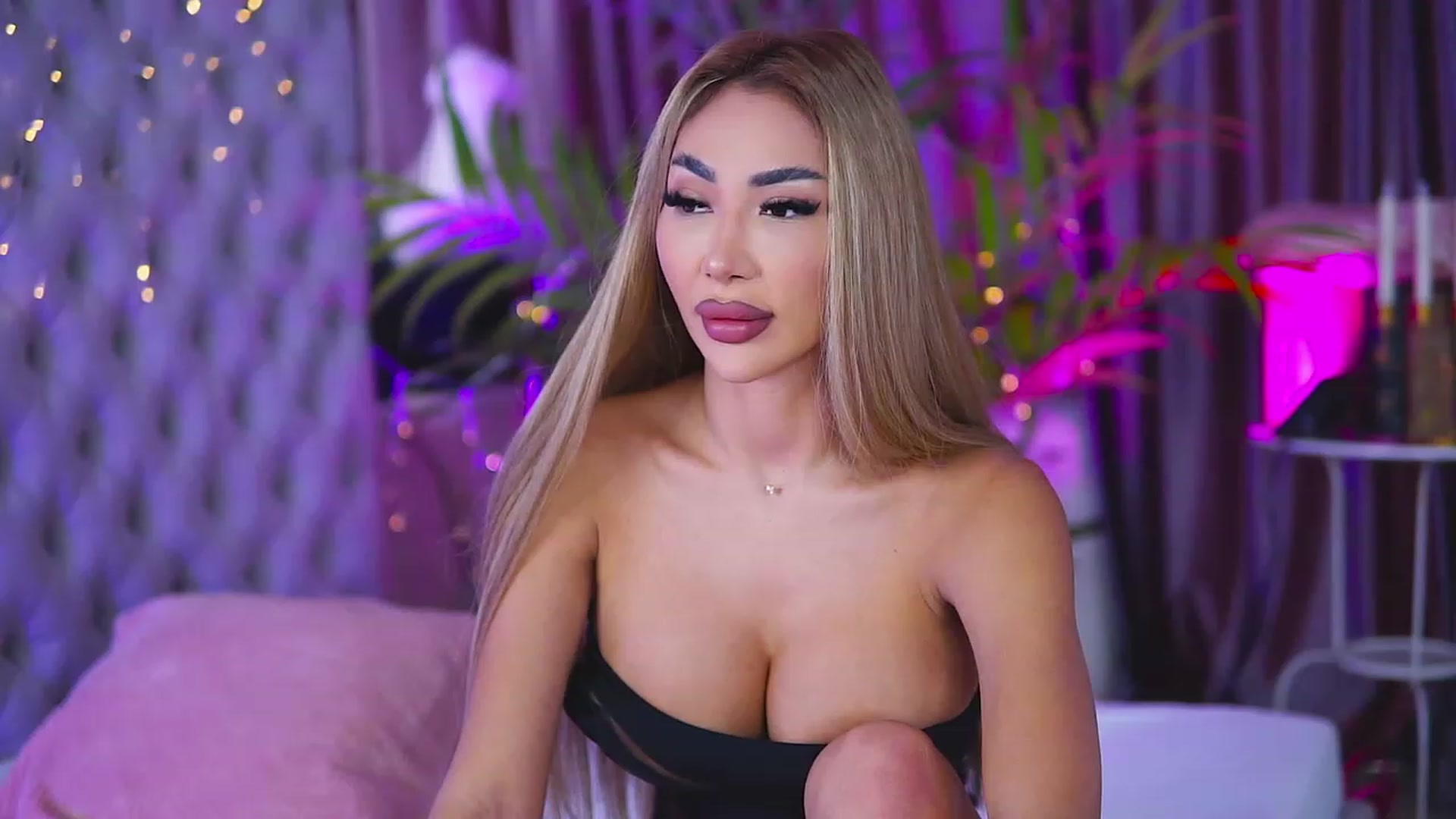 Gallery image thumbnail from Missmo0n1's myfreecams stream on, 09/18/2023, 10:56 image 14 of 20