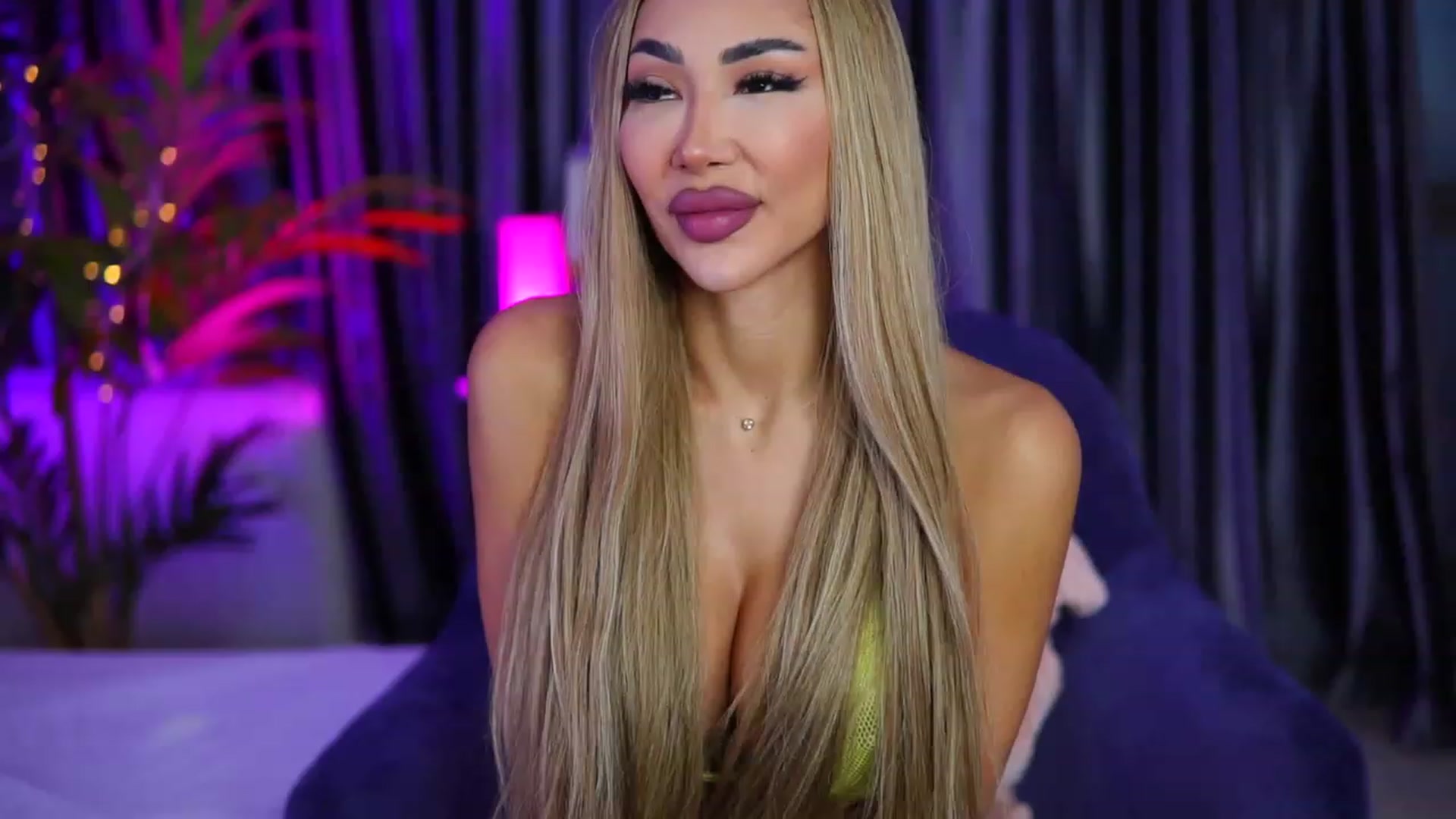 Gallery image thumbnail from Missmo0n1's myfreecams stream on, 09/25/2023, 17:26 image 17 of 20