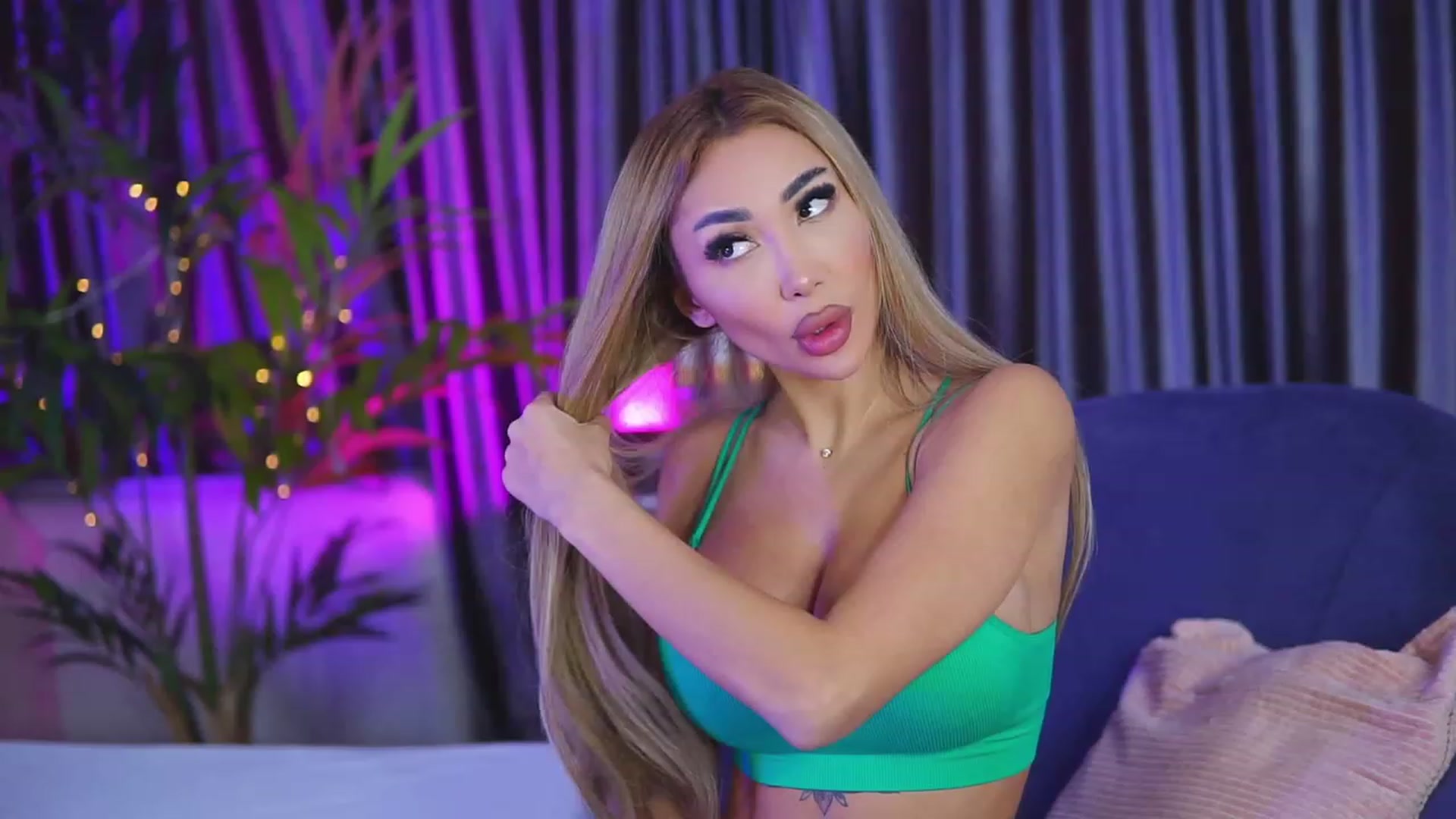 Gallery image thumbnail from Missmo0n1's myfreecams stream on, 10/02/2023, 17:07 image 5 of 20