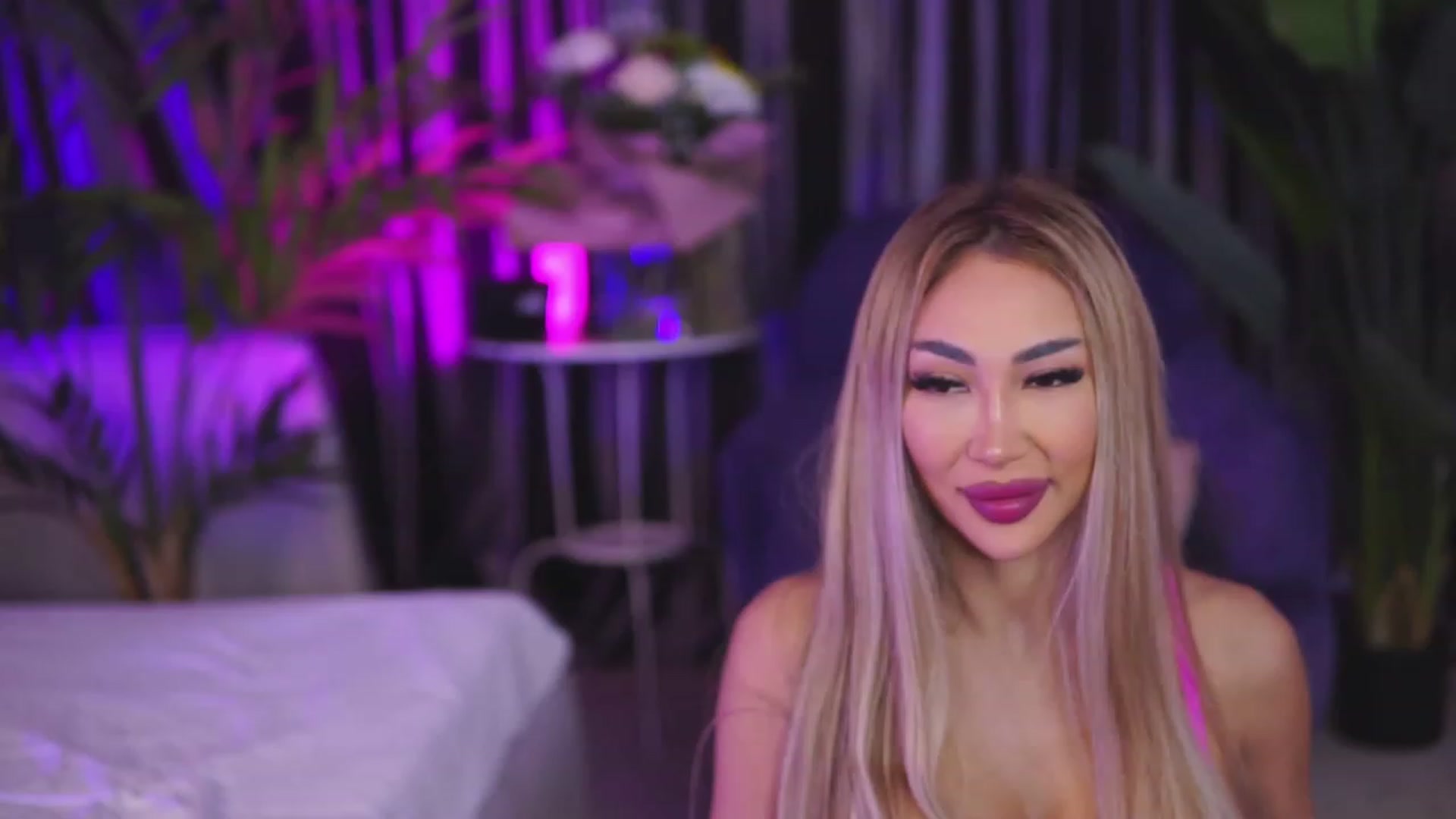 Gallery image thumbnail from Missmo0n1's myfreecams stream on, 10/12/2023, 16:32 image 10 of 20