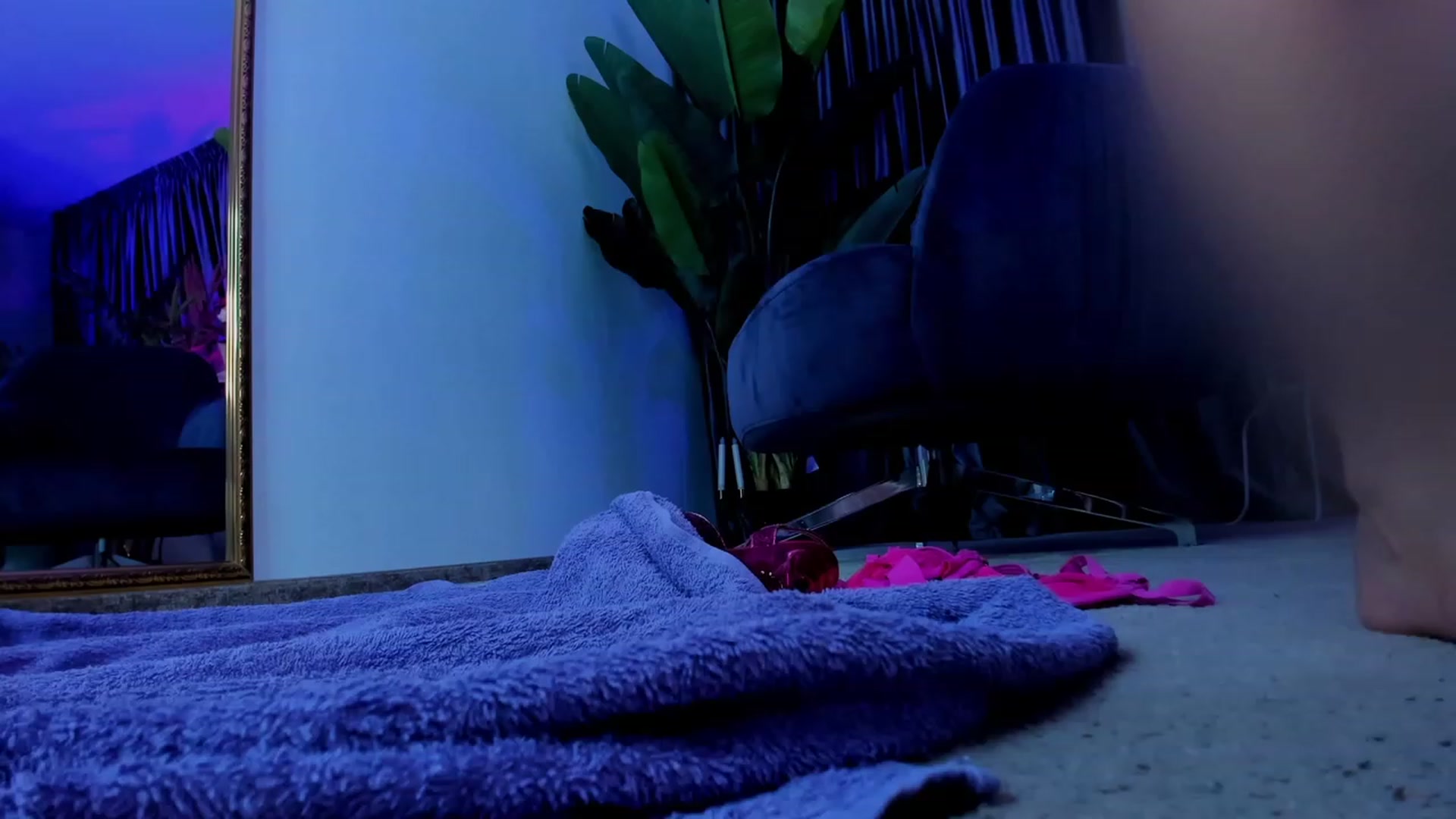 Gallery image thumbnail from Missmo0n1's myfreecams stream on, 10/13/2023, 24:33 image 10 of 20