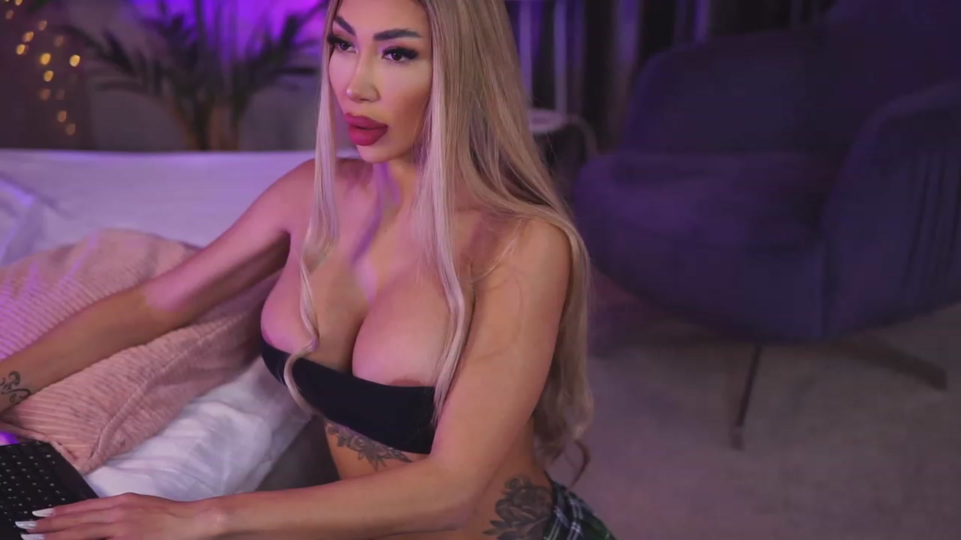 Gallery image thumbnail from Missmo0n1's myfreecams stream on, 10/13/2023, 17:17 image 5 of 20